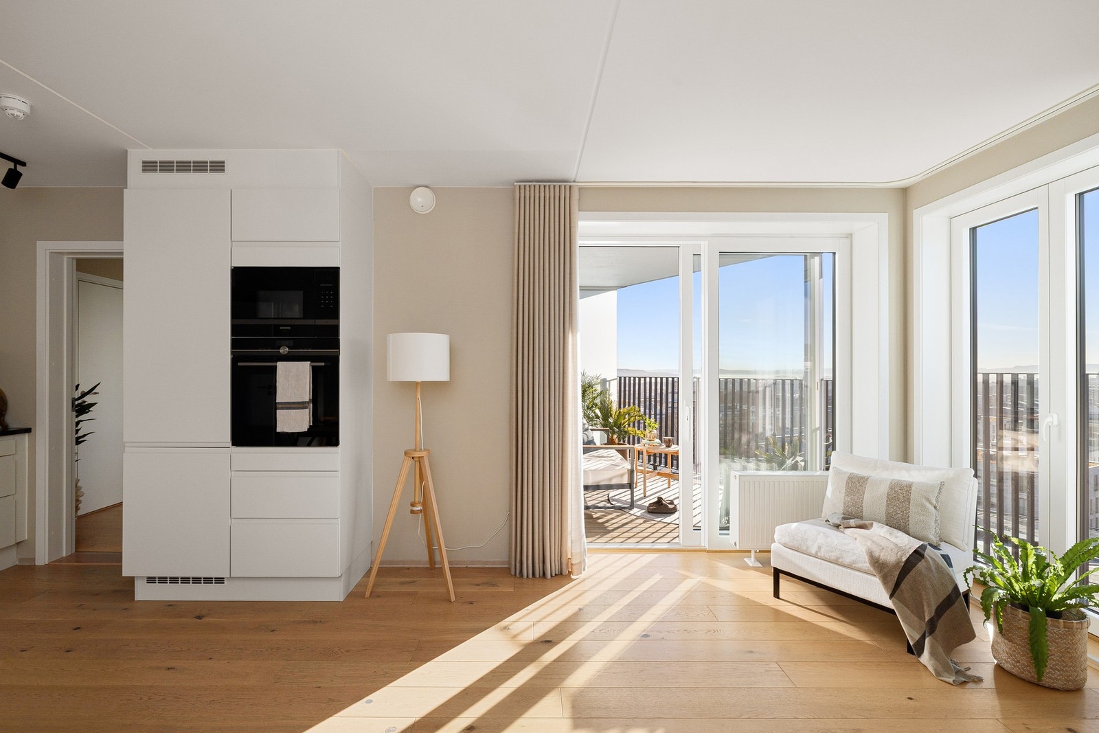 Leiligheten ligger i byggets 10. etasje, og byr på en gjennomtenkt god planløsning Galleribilde