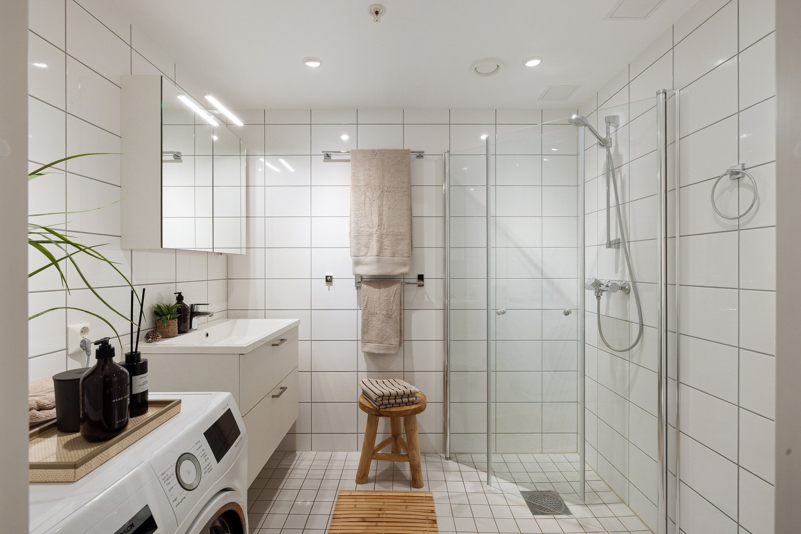 Leiligheten har et lyst og moderne flislagt baderom fra byggeåret 2019. Baderommet har lyse fliser på gulv og vegger, deilig gulvvarme, downlights i himlingen og mekanisk avtrekk. Galleribilde