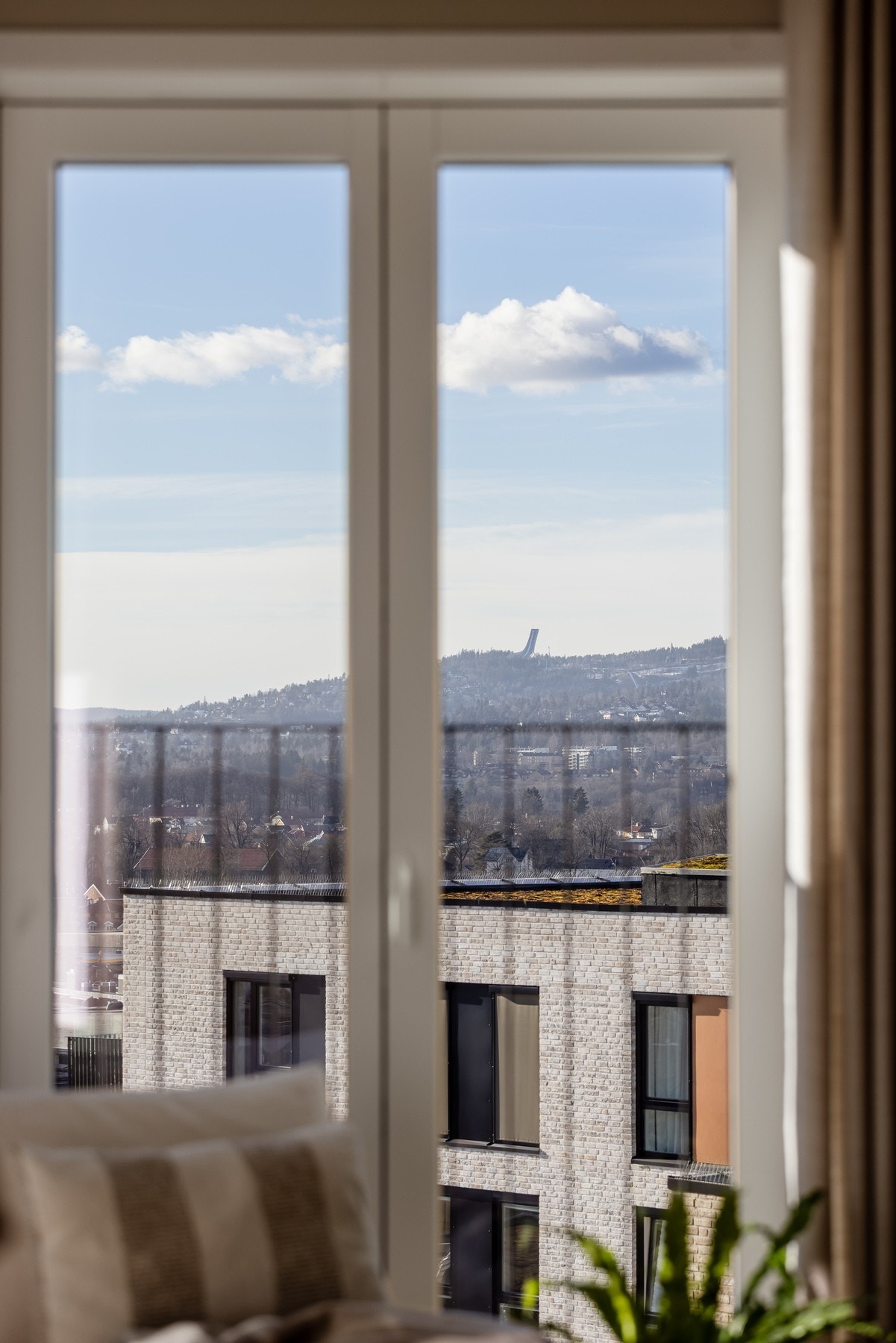 Store vindusflater sørger for rikelig med naturlig lys. Galleribilde