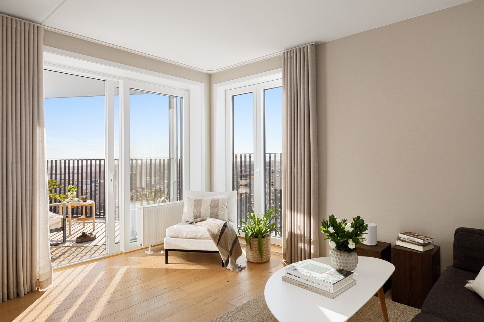 Her får du en lys og luftig bolig med fri utsikt over byen. Galleribilde