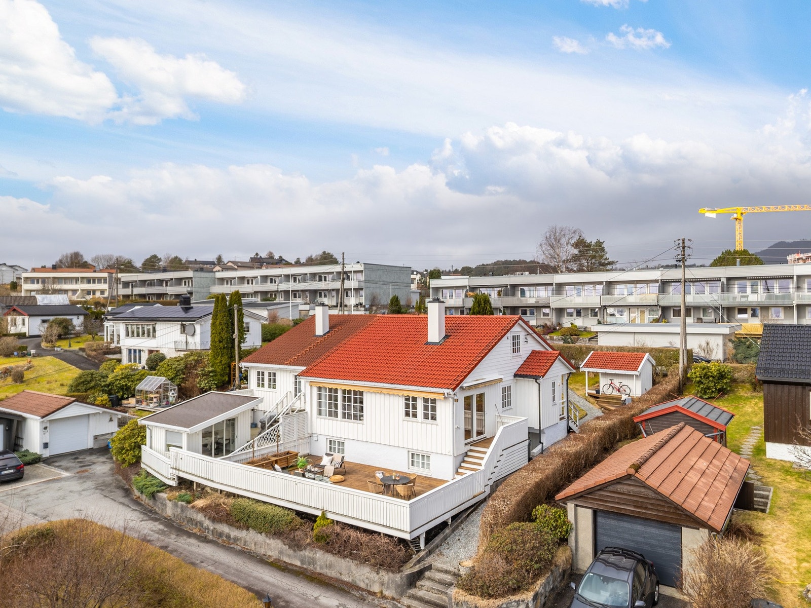 I nærområdet er det gangavstand til både barnehage, barne- og ungdomsskole, og videregående skole Galleribilde