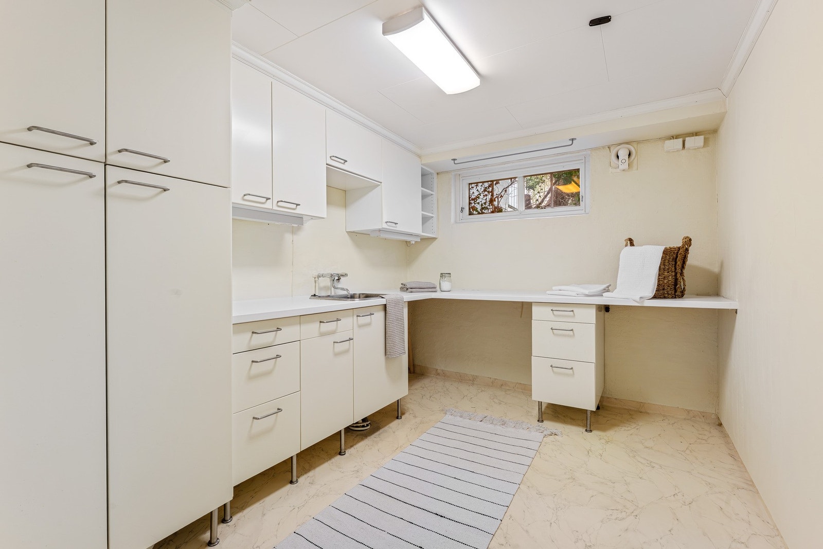 Rommet er utstyrt med skyllekum, varmtvannstank, elektrisk avtrekk og opplegg for vaskemaskin
Det gjøres oppmerksom på at rommet ikke er godkjent for varig opphold. Galleribilde