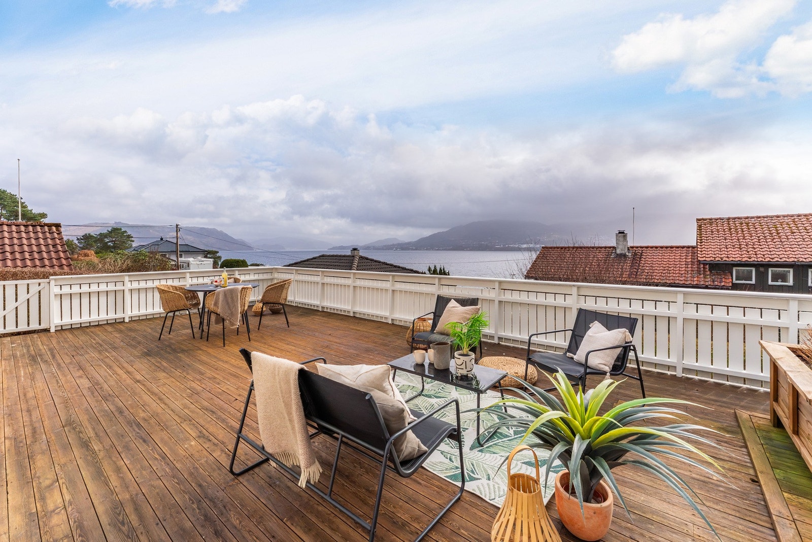 Velkommen til en romslig halvpart av tomannsbolig med sentral og barnevennlig beliggenhet i Knarvik Galleribilde