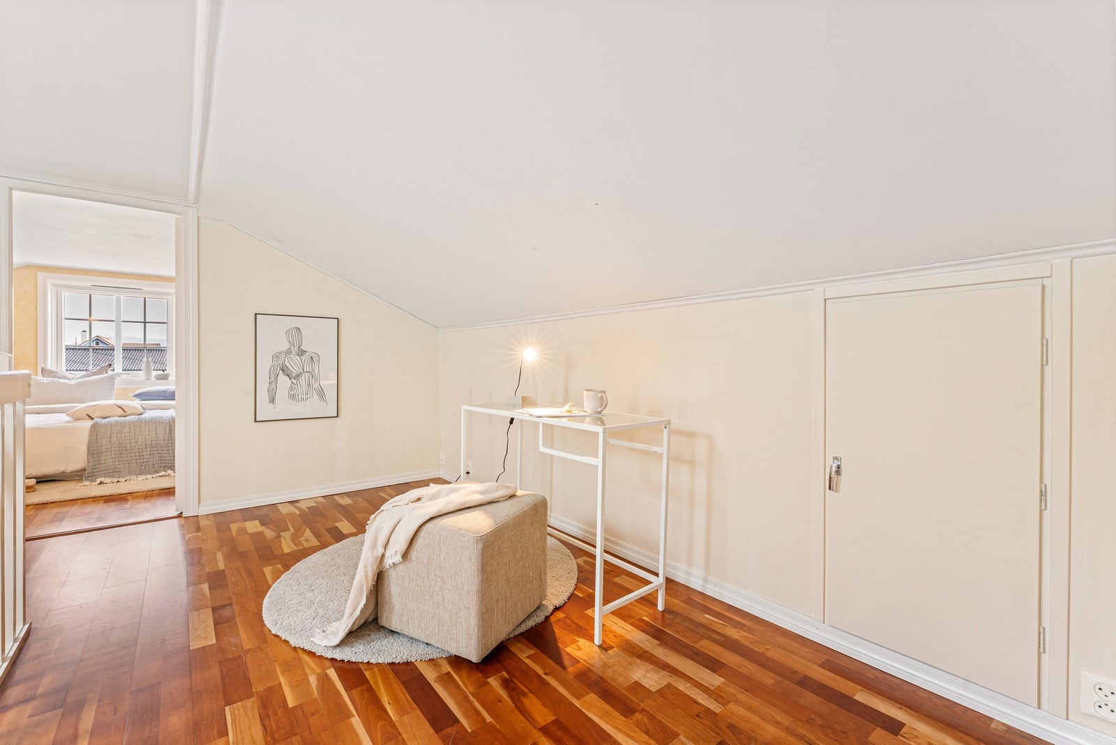 Rommet passer godt til kontor eller ekstra sittegruppe
Det gjøres oppmerksom på at rommet ikke er godkjent for varig opphold. Galleribilde