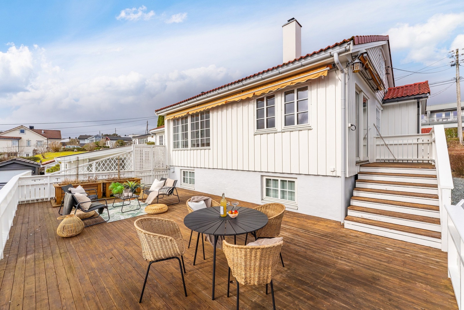 Terrassen er på hele 54 kvm og vender mot syd. Her er det gode solforhold gjennom store deler av dagen midtsommers Galleribilde