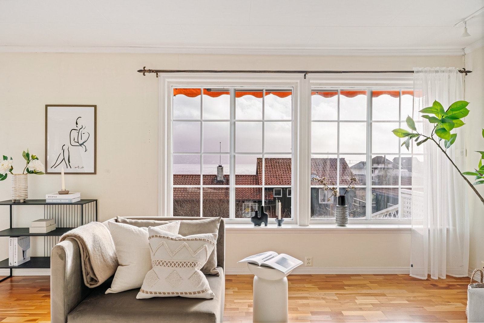 Stuen har store vindusflater som vender mot syd Galleribilde