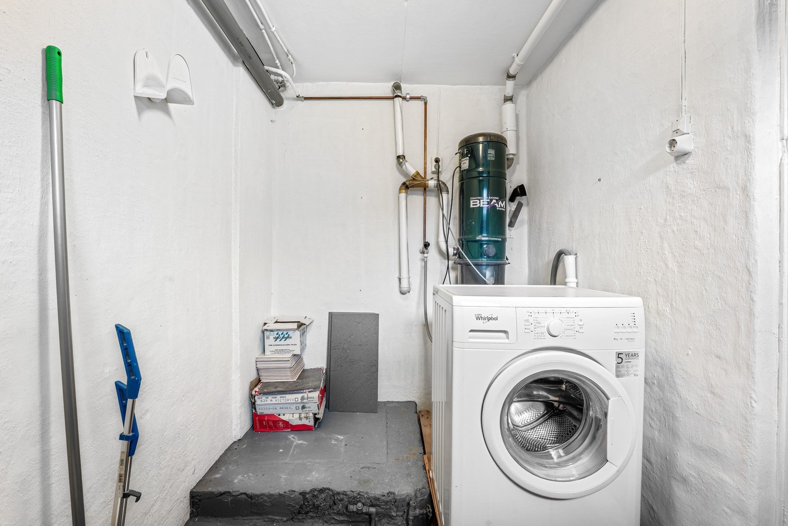 Underetasjen er utstyrt med vaskerom
Det gjøres oppmerksom på at rommet ikke er godkjent for varig opphold. Galleribilde