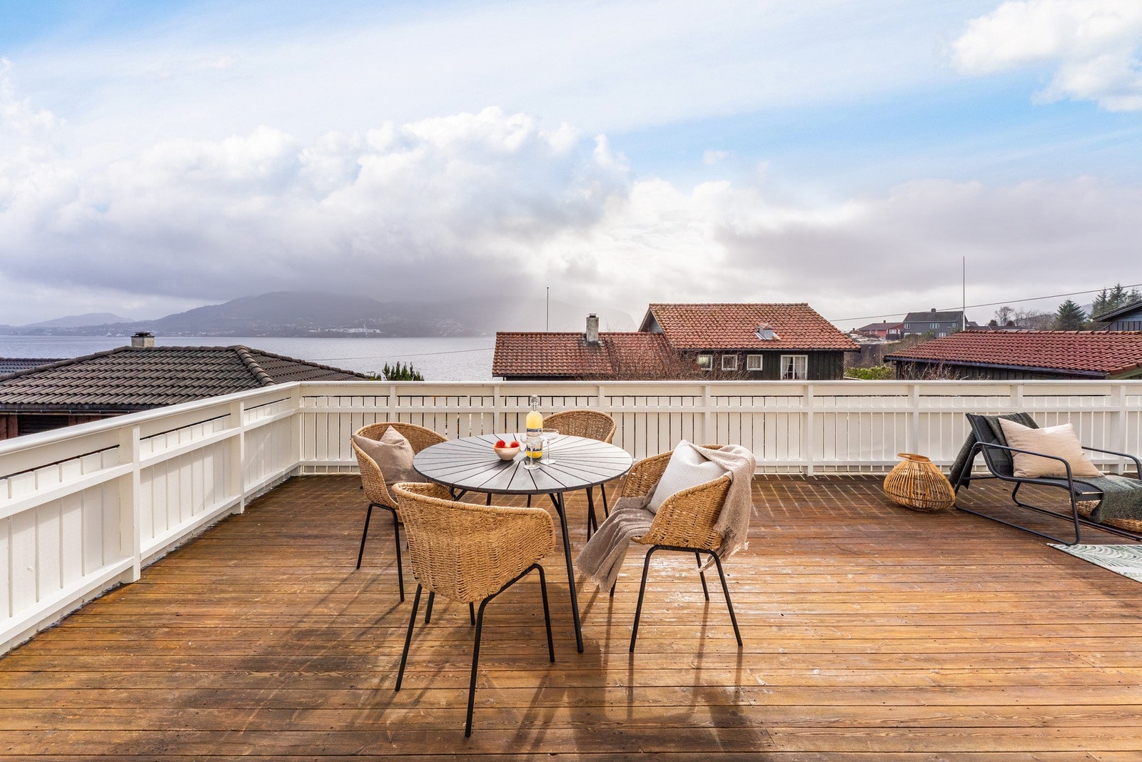 Det gjøres oppmerksom på at terrassen ikke er søkt om eller godkjent av kommunen. Galleribilde