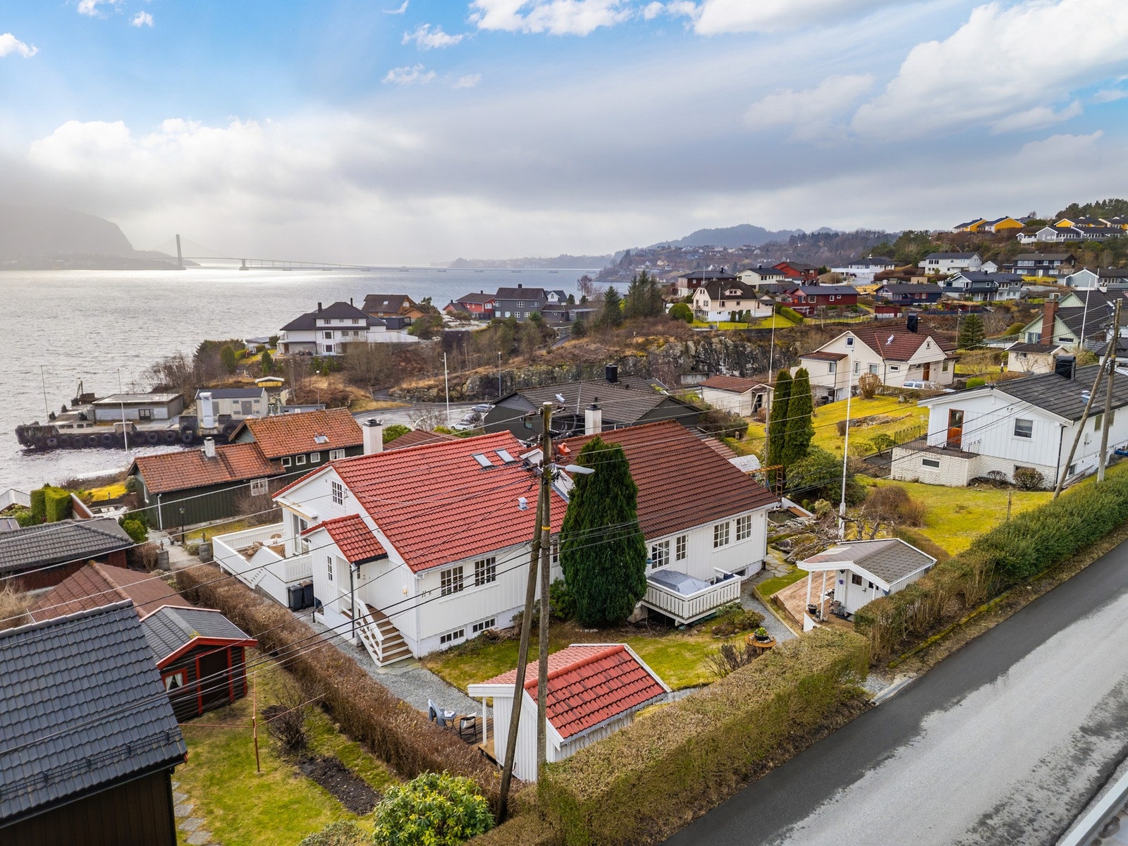 Dagligvarehandel på Rema 1000 Knarvik eller Kiwi Knassnesvegen Knarvik ligger kun 7-8 min gange fra boligen Galleribilde