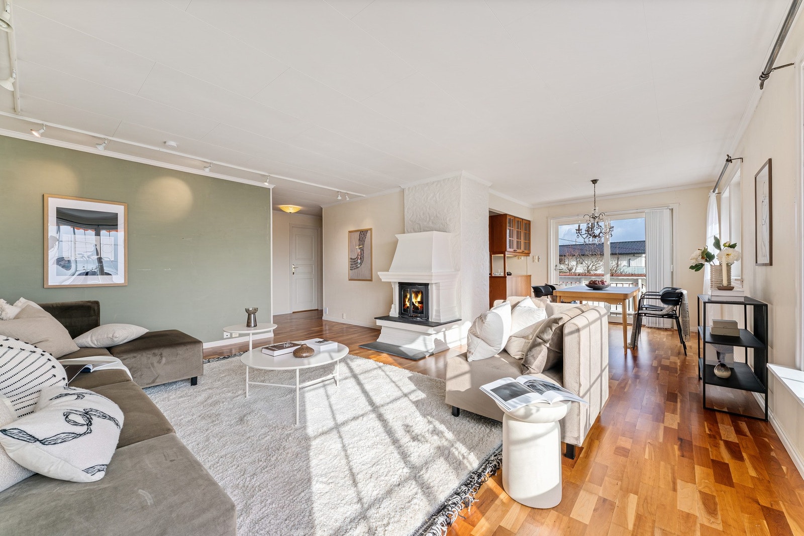 Stuen er på 32,82 kvm og er utstyrt med peis som bidrar til en lun atmosfære, ellers oppvarming via varmekabler på bad og gang i underetasje Galleribilde