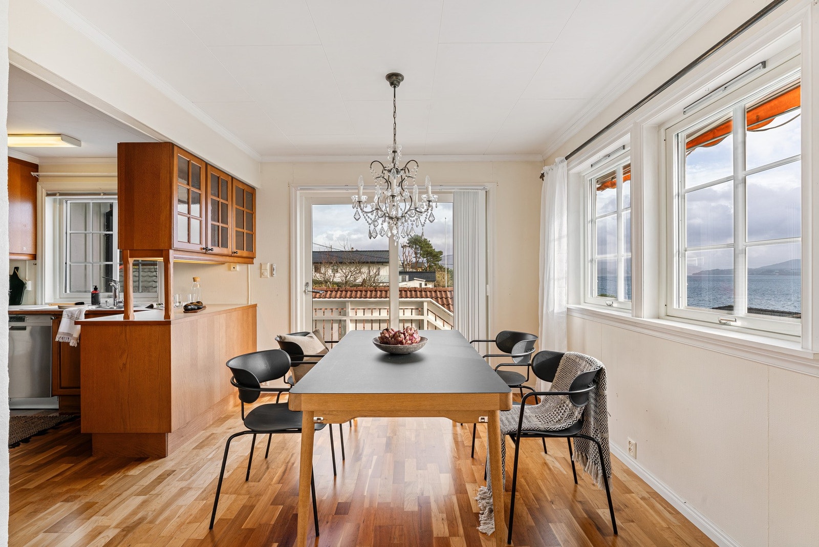 Utformingen til stue/kjøkken gjør det enkelt å møblere i forskjellige soner Galleribilde