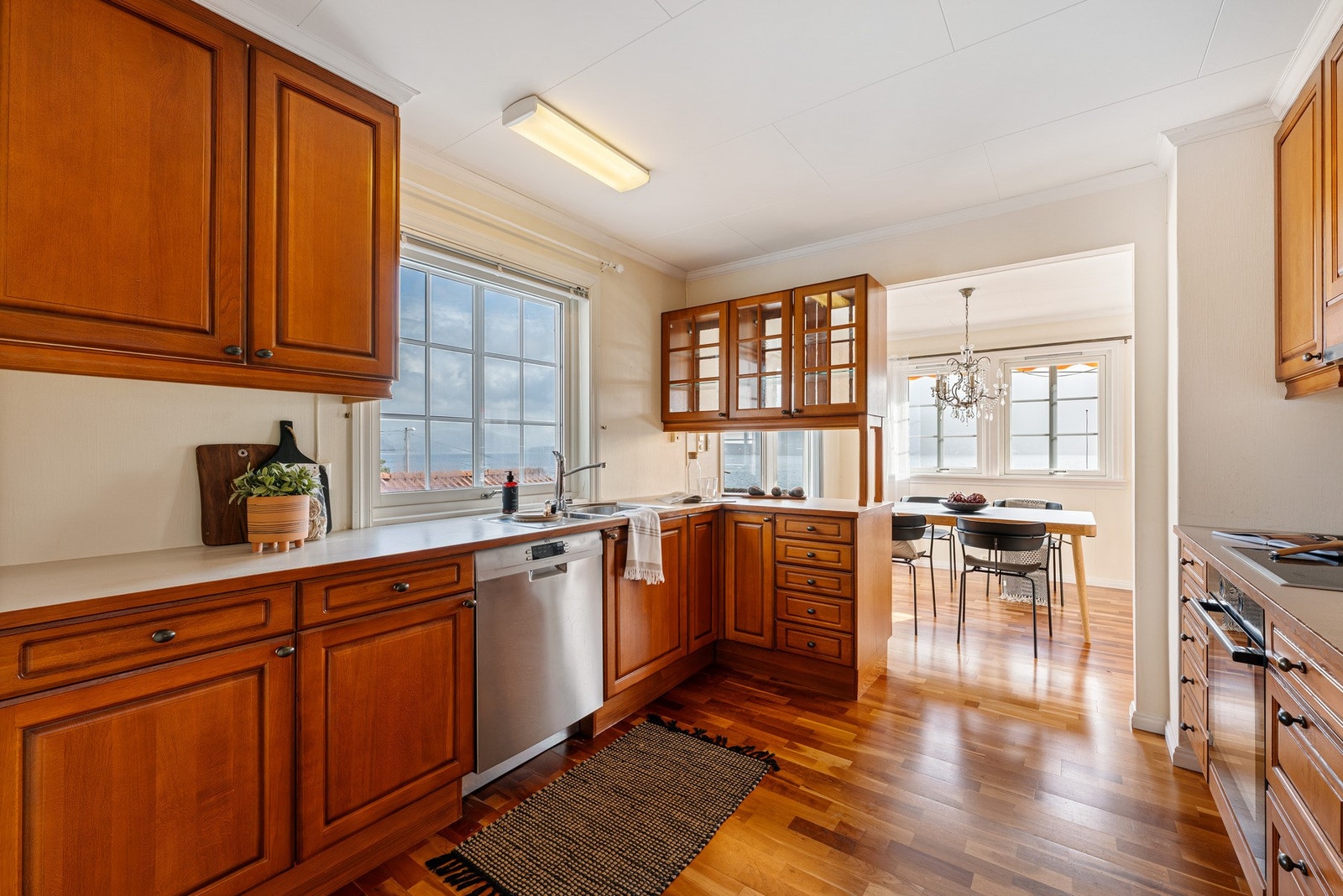 Integrerte hvitevarer som stekeovn, platetopp og oppvaskmaskin medfølger Galleribilde