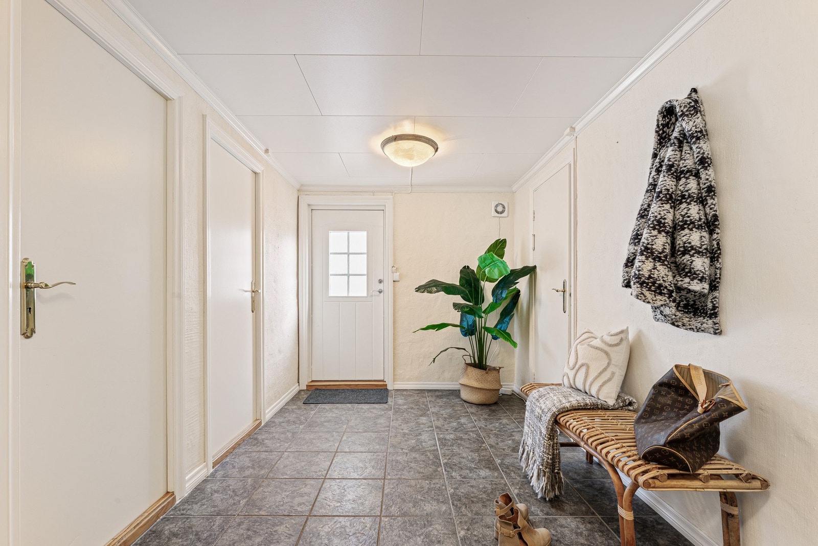 Underetasjen er bl.a. innredet med kjøkken og bad
Det gjøres oppmerksom på at rommet ikke er godkjent for varig opphold. Galleribilde