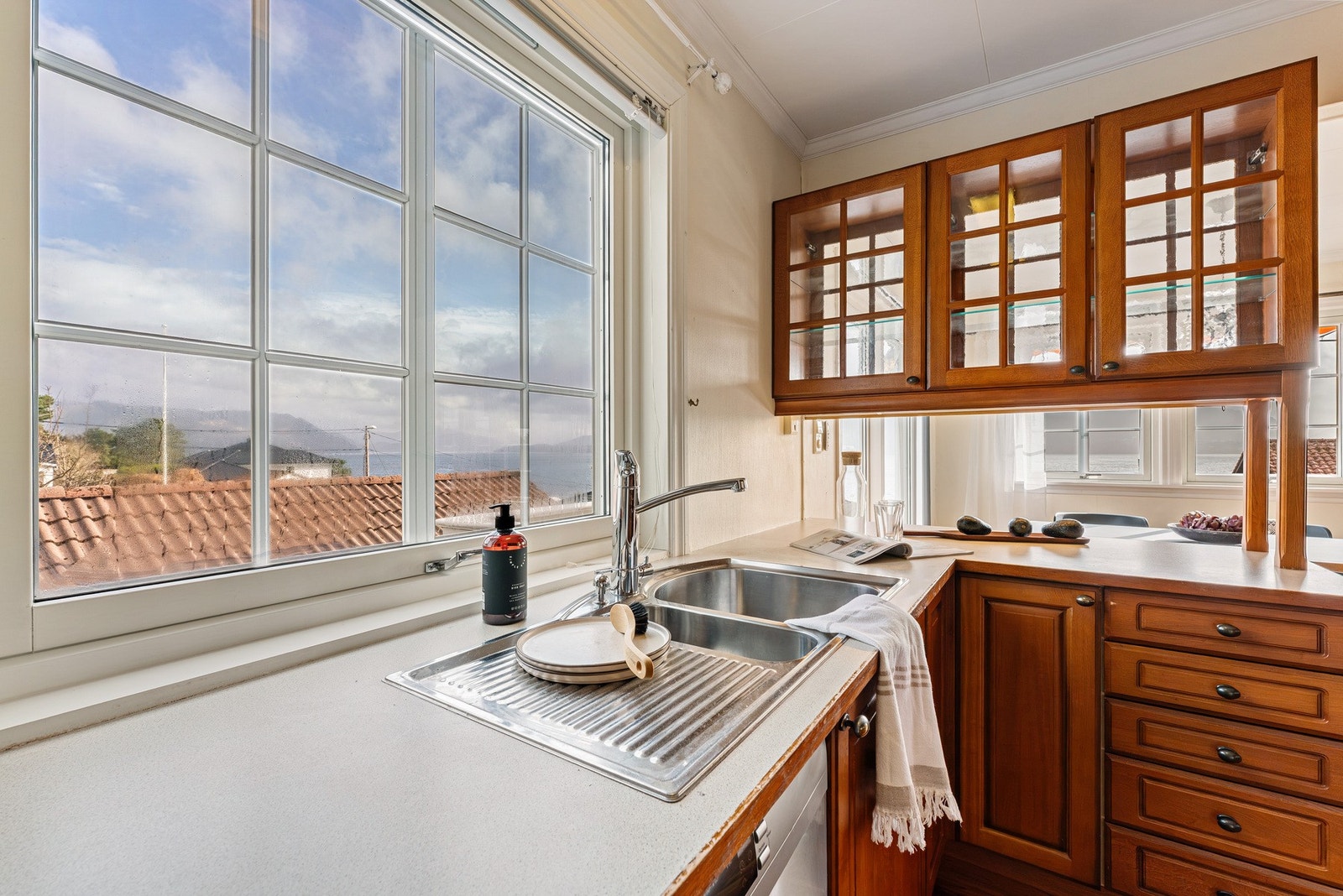 Det er benkeplate av laminat og mekanisk avtrekk ført ut i det fri Galleribilde