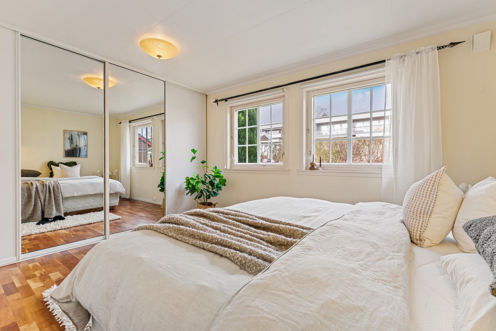 Hovedsoverommet er praktisk anlagt med romslig skyvedørsgarderobe Galleribilde