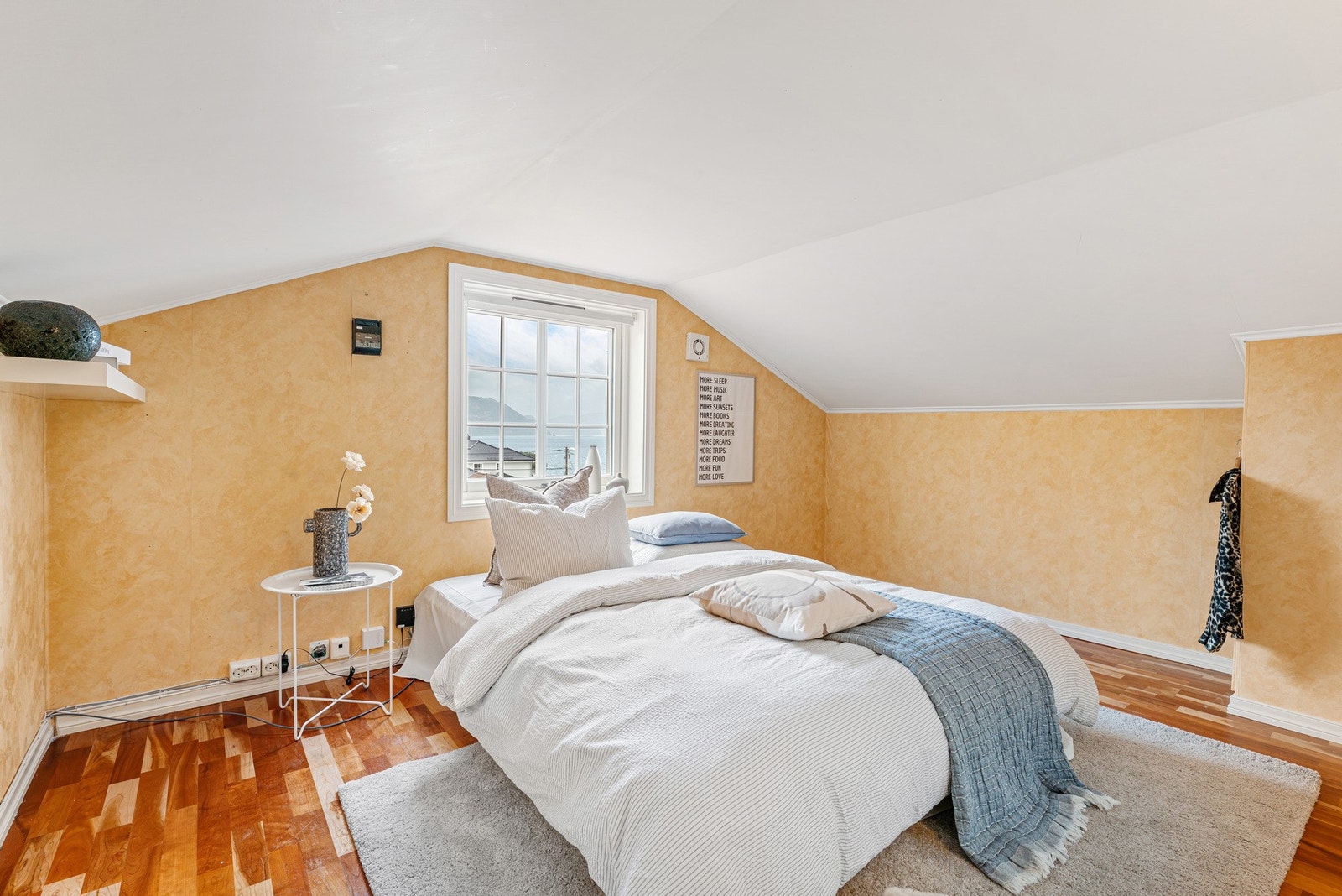 Rommet er innredet som soverom, og er på 8,9 kvm
Det gjøres oppmerksom på at rommet ikke er godkjent for varig opphold. Galleribilde