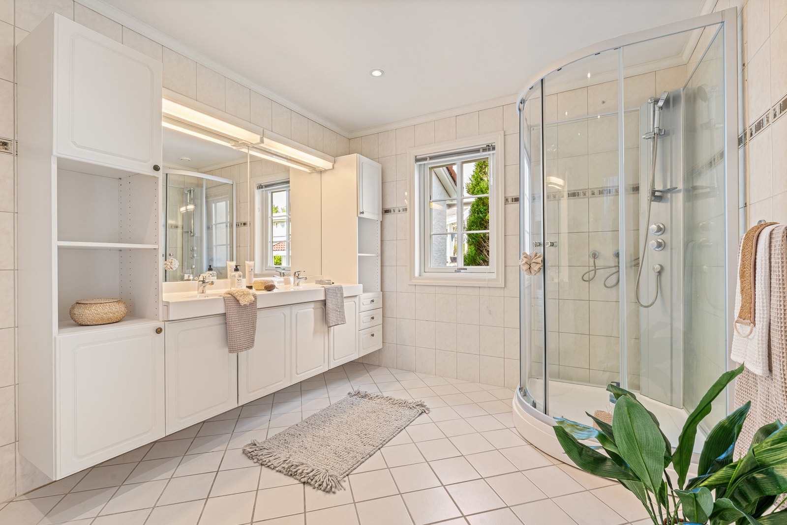 Rommet er utstyrt med elektrisk avtrekk og varmekabler i gulv Galleribilde