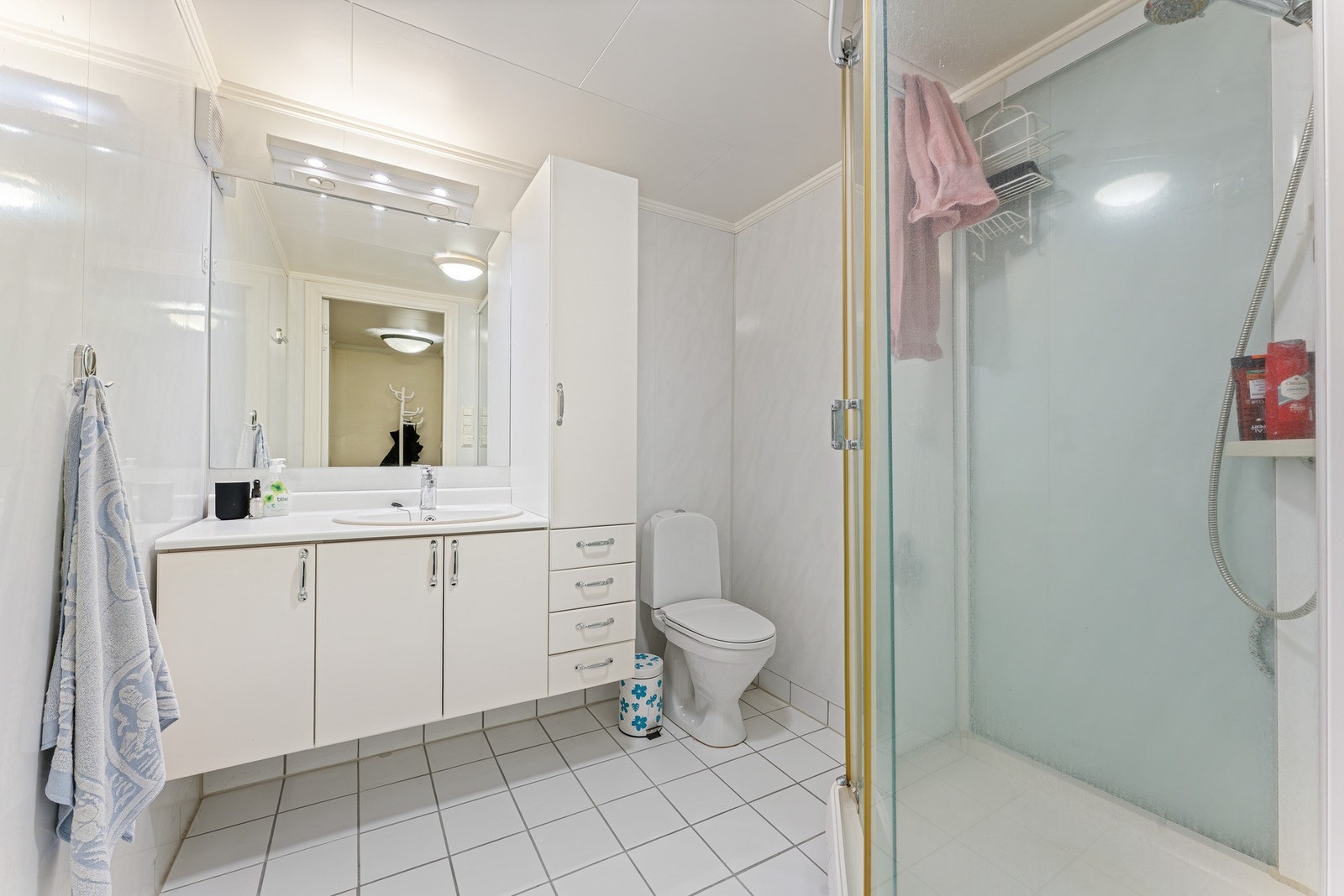 Rommet er innredet som bad og er på 4,05 kvm
Det gjøres oppmerksom på at rommet ikke er godkjent for varig opphold. Galleribilde