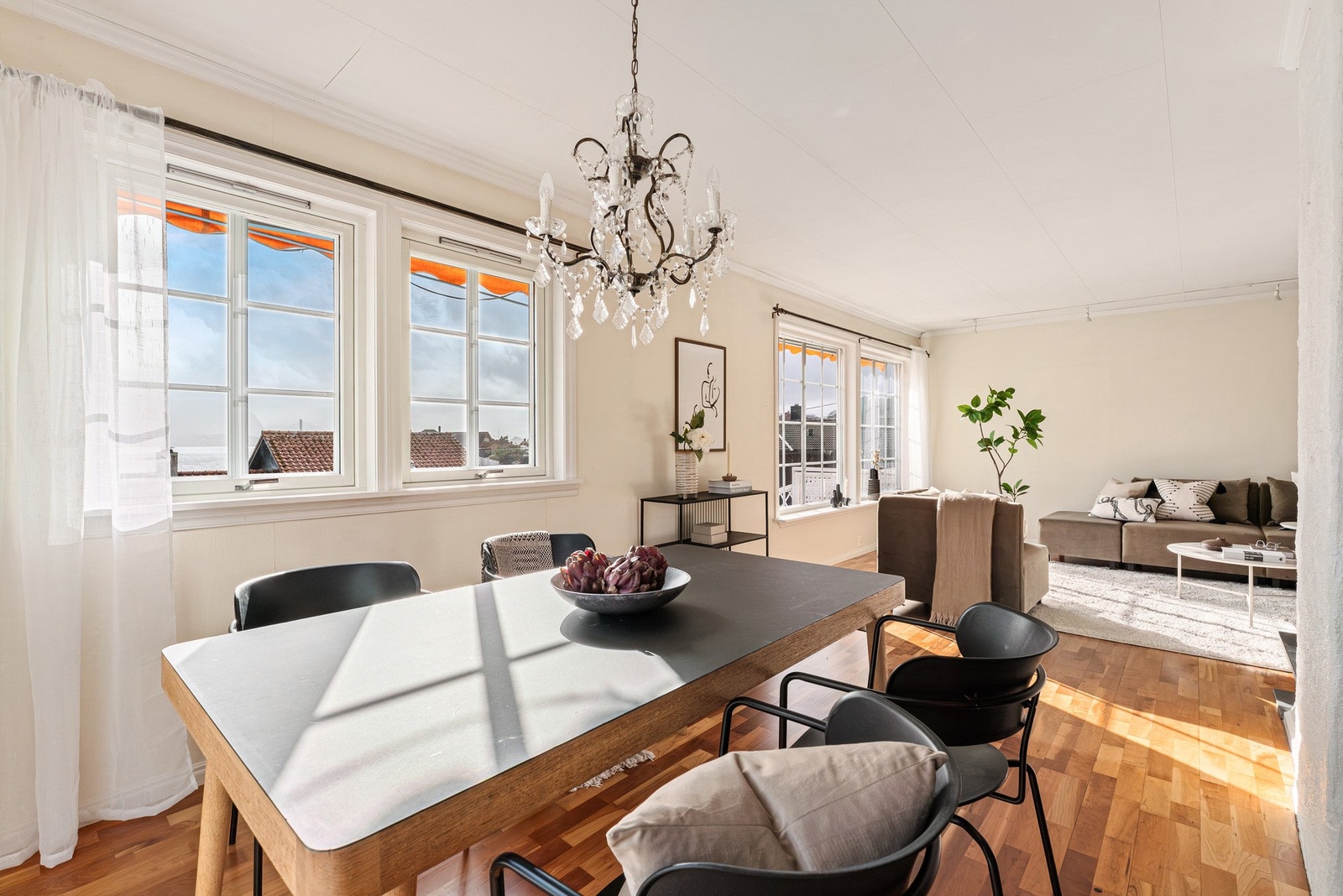 Her får man enkelt plass til et lengre spisebord med tilhørende stoler Galleribilde