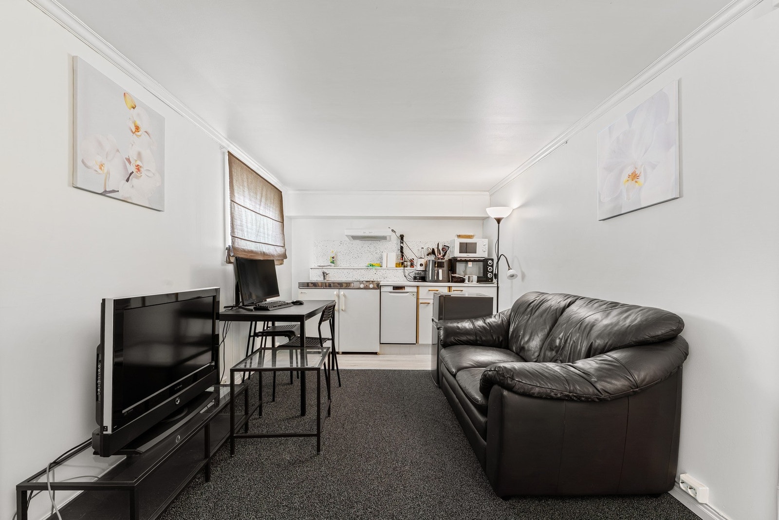 Videre er etasjen innredet med stue/kjøkken, sovealkove, bad og felles vaskerom. Det gjøres oppmerksom på at etasjen ikke er omsøkt og godkjent for varig opphold Galleribilde