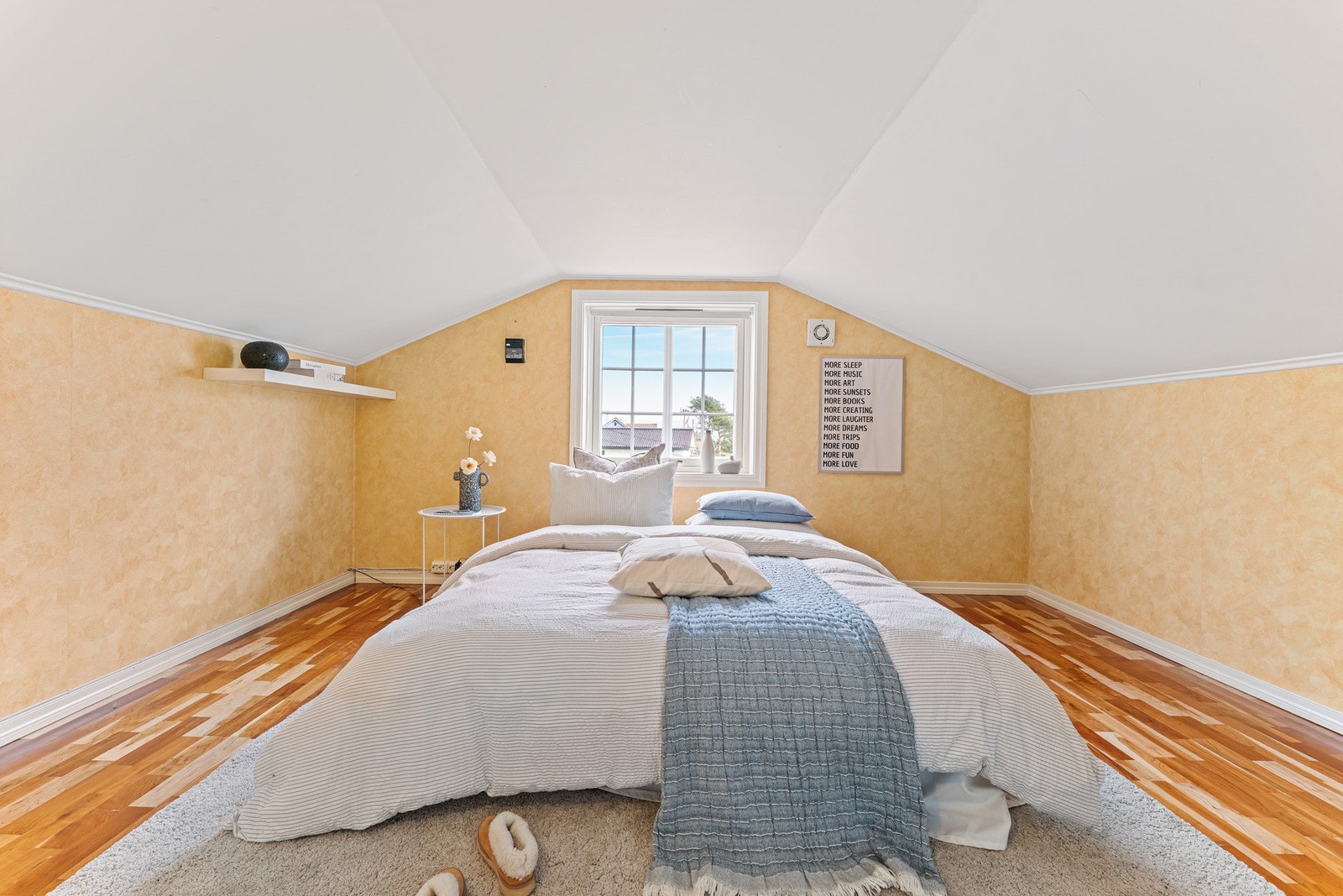 Her er det god plass til dobbeltseng, nattbord og garderobeløsning
Det gjøres oppmerksom på at rommet ikke er godkjent for varig opphold. Galleribilde