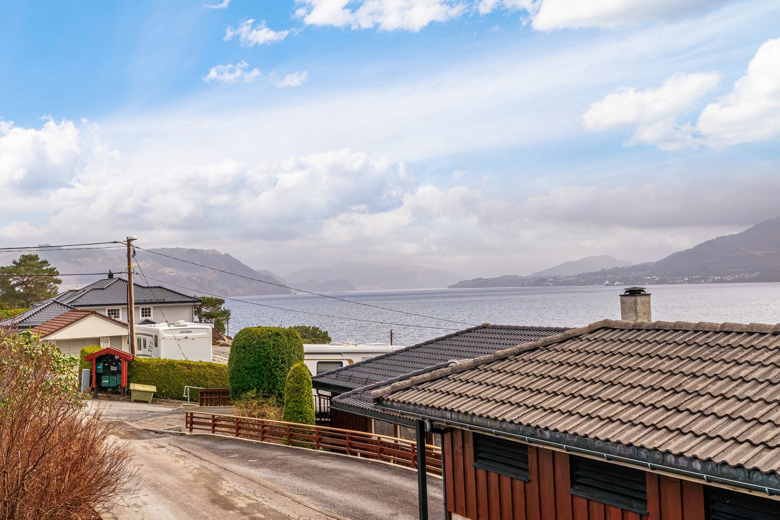 Nærområdet byr på flotte naturområder og nærhet til sjø med fiske- og bademuligheter Galleribilde