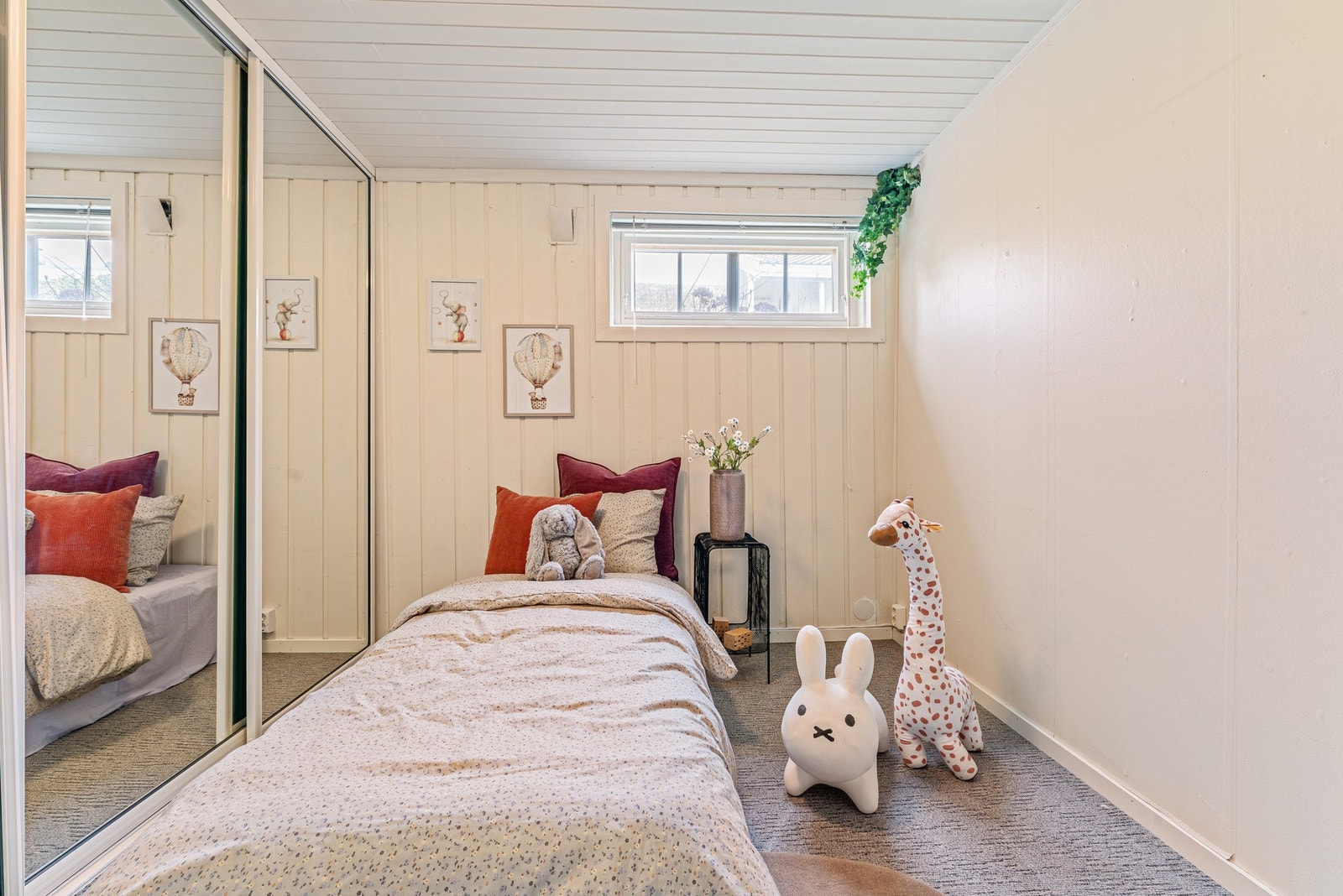 Skyvedørsgarderobe med speildører gir gode lagringsmuligheter
Det gjøres oppmerksom på at rommet ikke er godkjent for varig opphold. Galleribilde