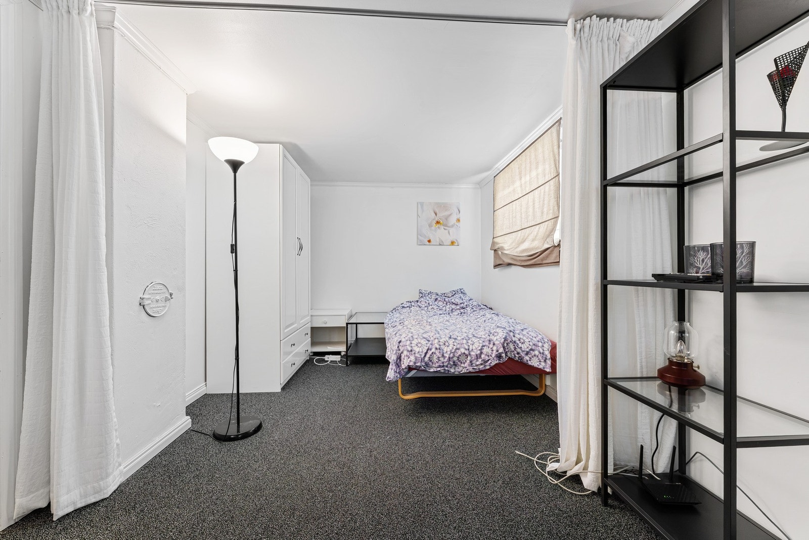 Kjøkkeninnredning i rommet er fra 2018, her medfølger stekeovn og oppvaskmaskin
Det gjøres oppmerksom på at rommet ikke er godkjent for varig opphold. Galleribilde