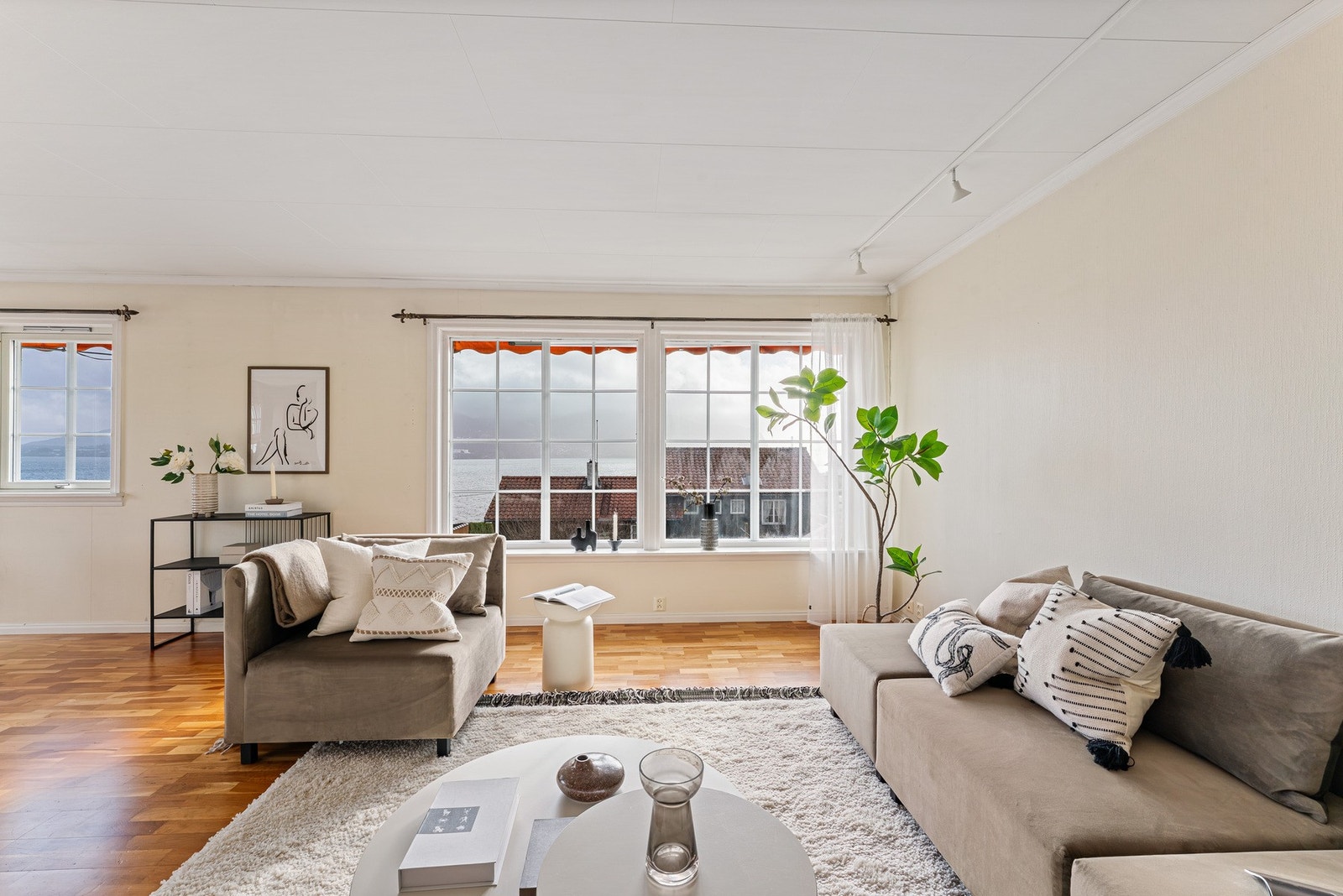 Fra flere rom i boligen er det fantastisk utsikt mot Osterfjorden Galleribilde