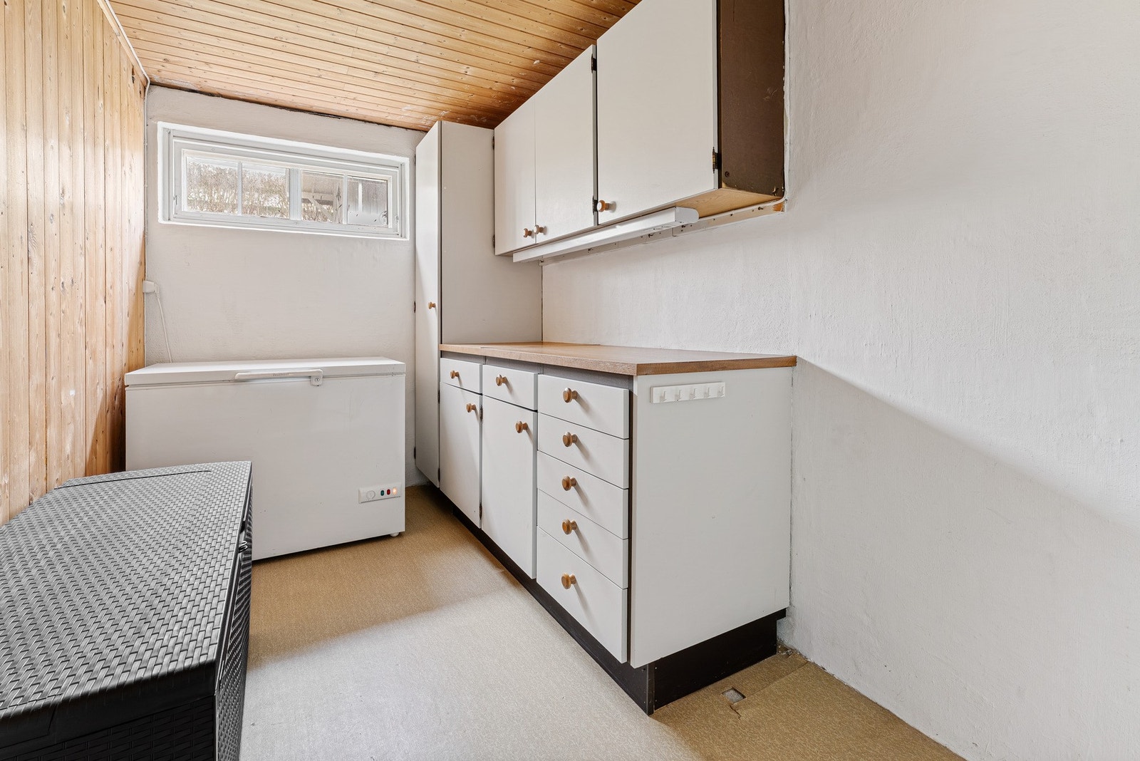 Bod på 6,16 kvm med innredning. Her er det mulig å sette opp ekstra fryseboks
Det gjøres oppmerksom på at rommet ikke er godkjent for varig opphold. Galleribilde