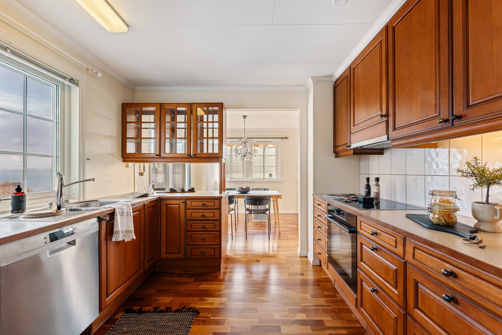 Kjøkken har en delvis åpen løsning mot stue og er på 9,59 kvm Galleribilde