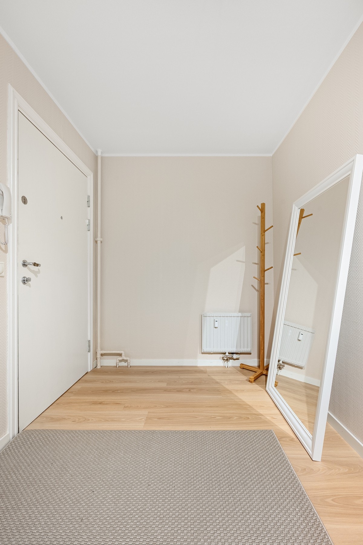 Den romslige entréen har laminatgulv og god plass til både garderobeløsning og speil. Galleribilde