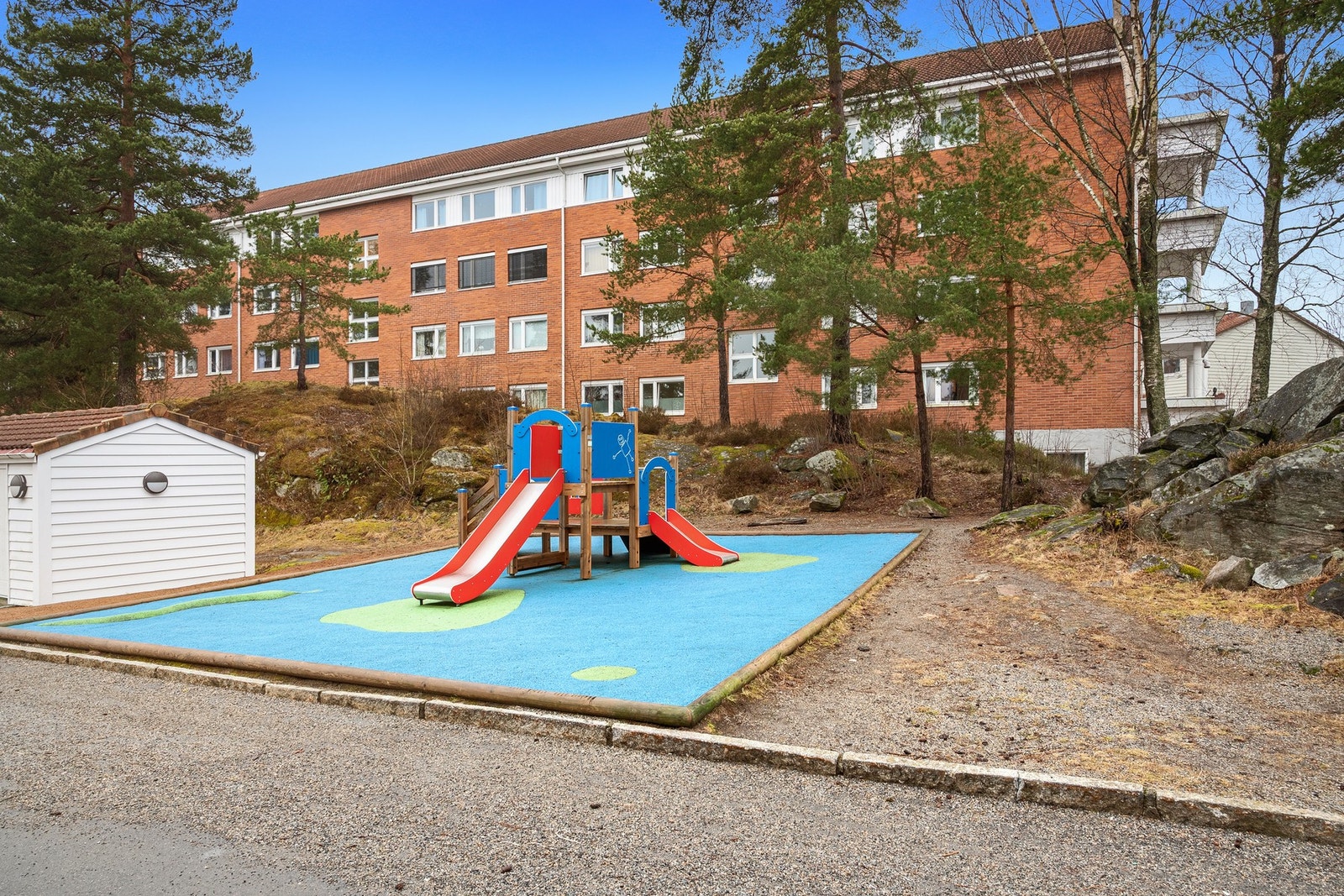 Midt i feltet byr et hyggelig område på både lekeplass med flere apparater. Galleribilde