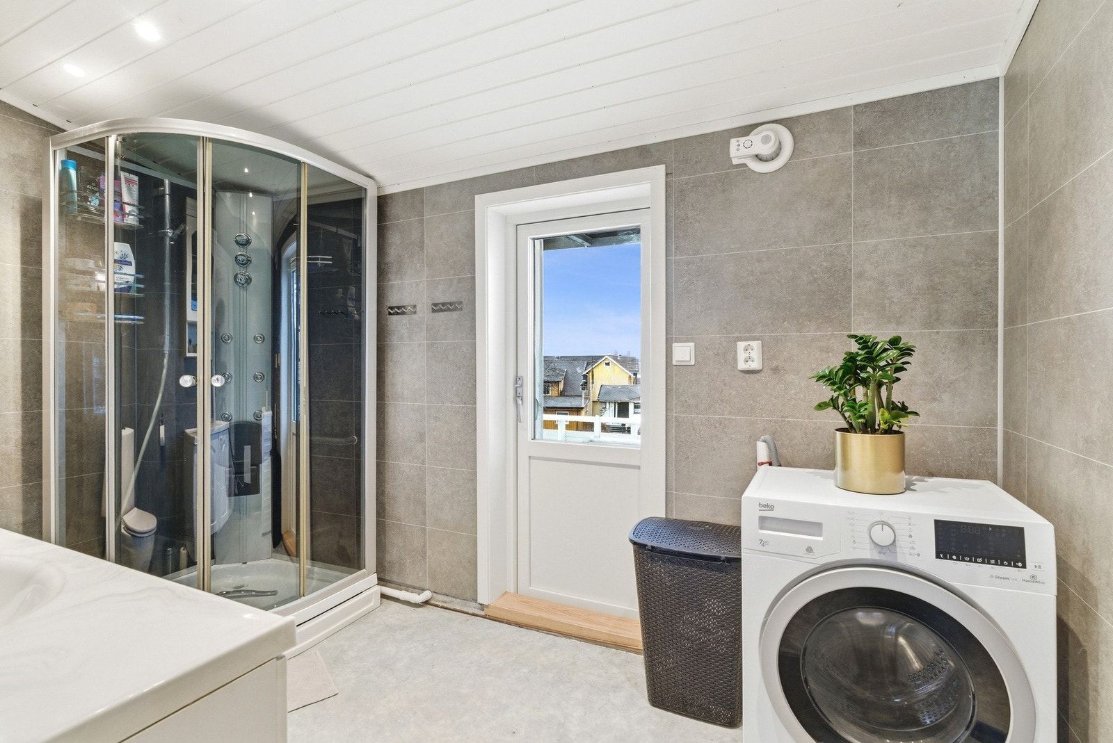 Pent bad med utgang til balkong med gode solforhold! Galleribilde