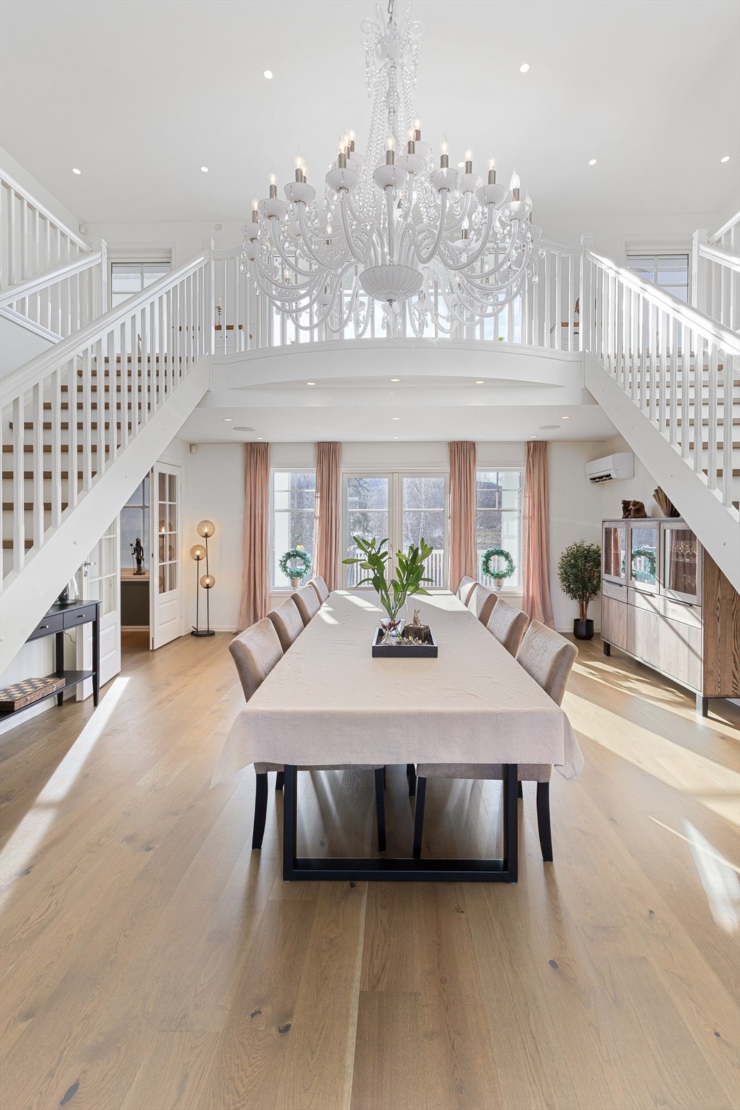 Rommet er gjennomgående med mye lysinnslipp Galleribilde