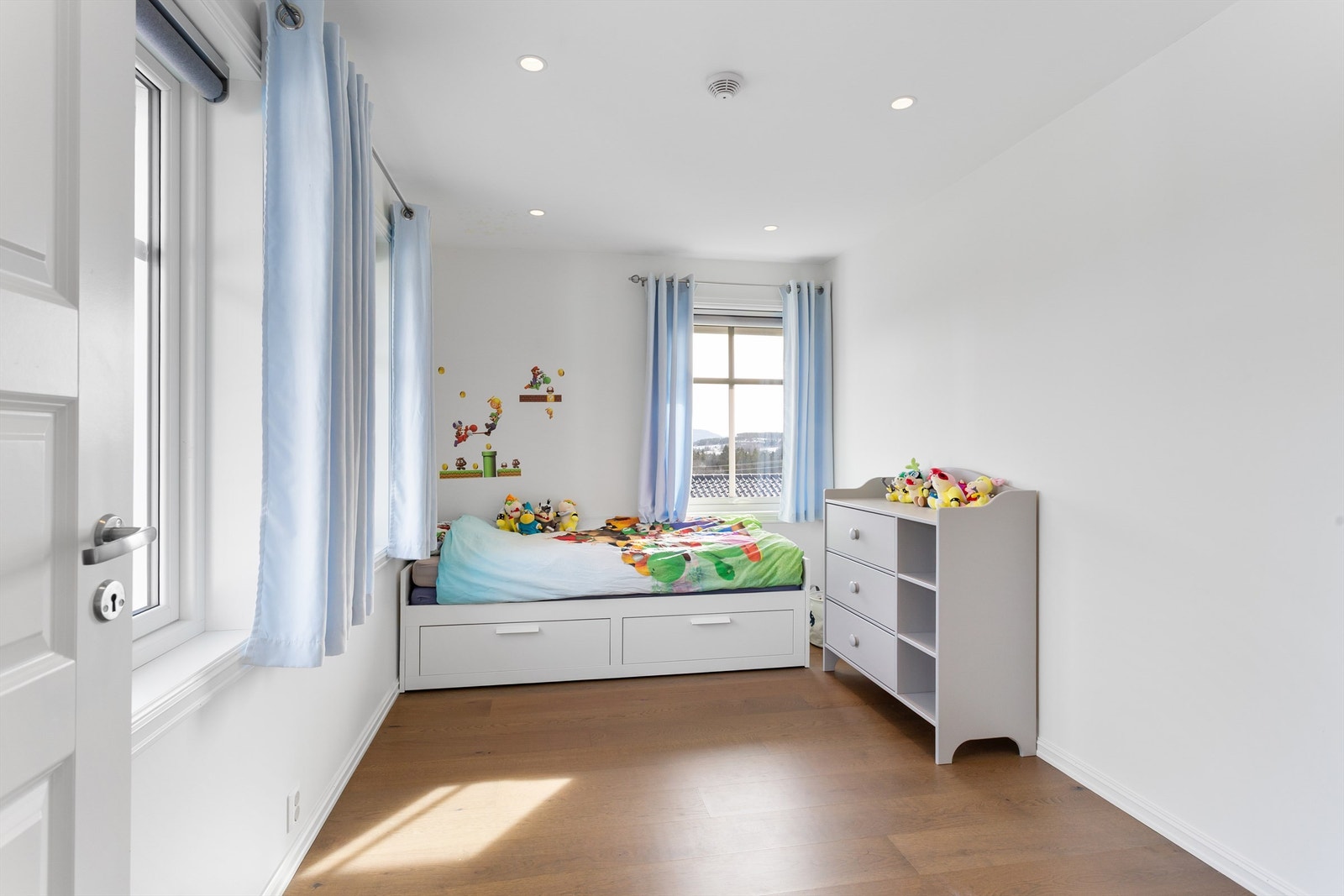 Soverom 4 med parkett på gulv, malte vegger og malt himling Galleribilde