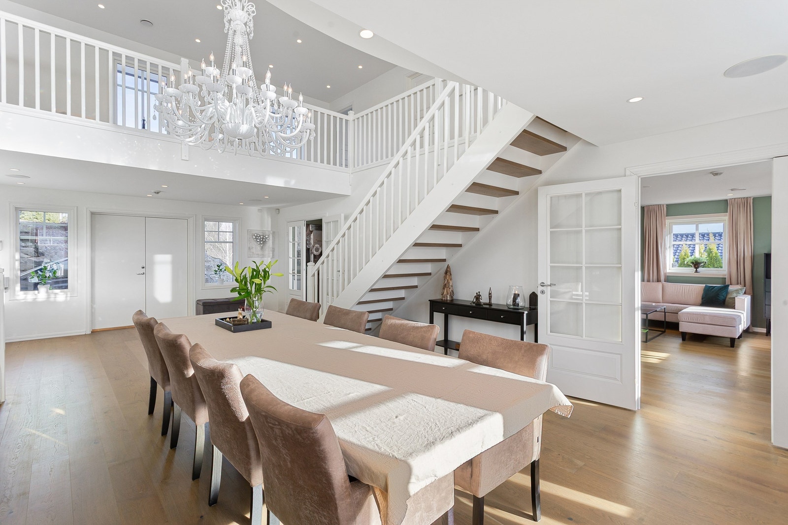 Det er delvis åpent mellom 1. etasje og 2 som gir en luftig atmosfære til rommet Galleribilde