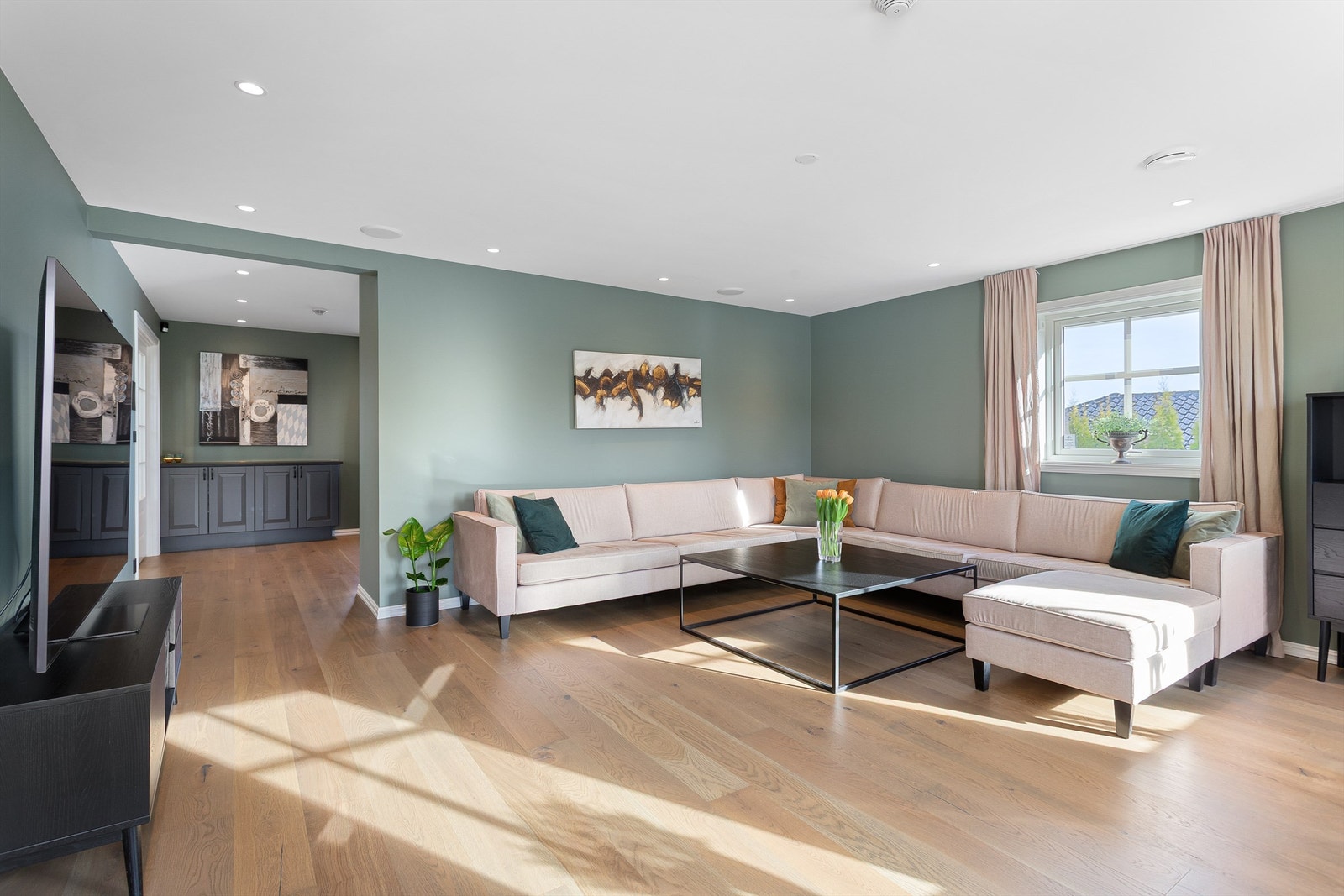 Delvis åpen løsning mot kjøkkenet Galleribilde