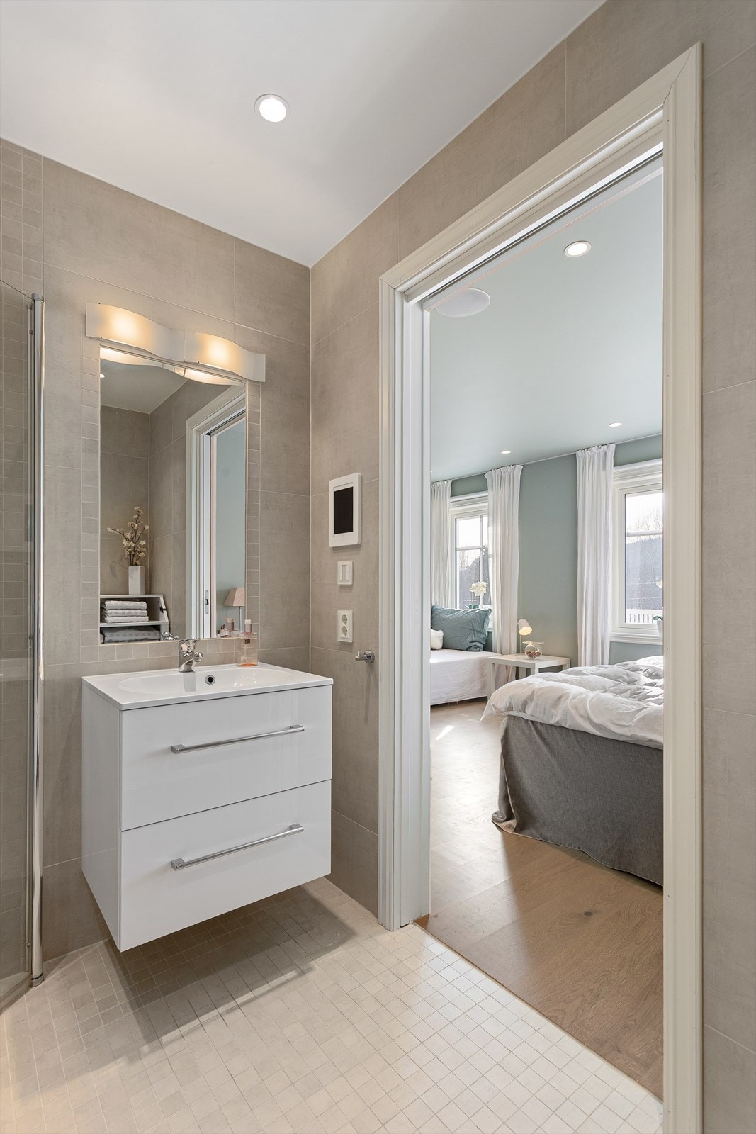 Pent flislagt bad med downlights i tak og gulvvarme Galleribilde