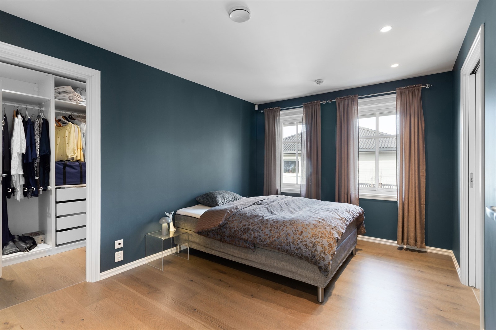 Soverom 1 med parkett på gulv, malte vegger og malt himling Galleribilde