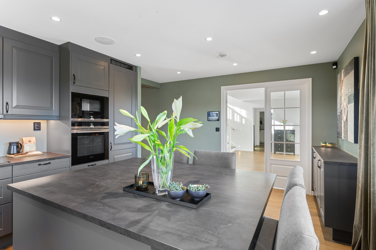 Det er innfelte Sonos høyttalere i himling i stue, kjøkken, hall og soverom i 1. etasje Galleribilde