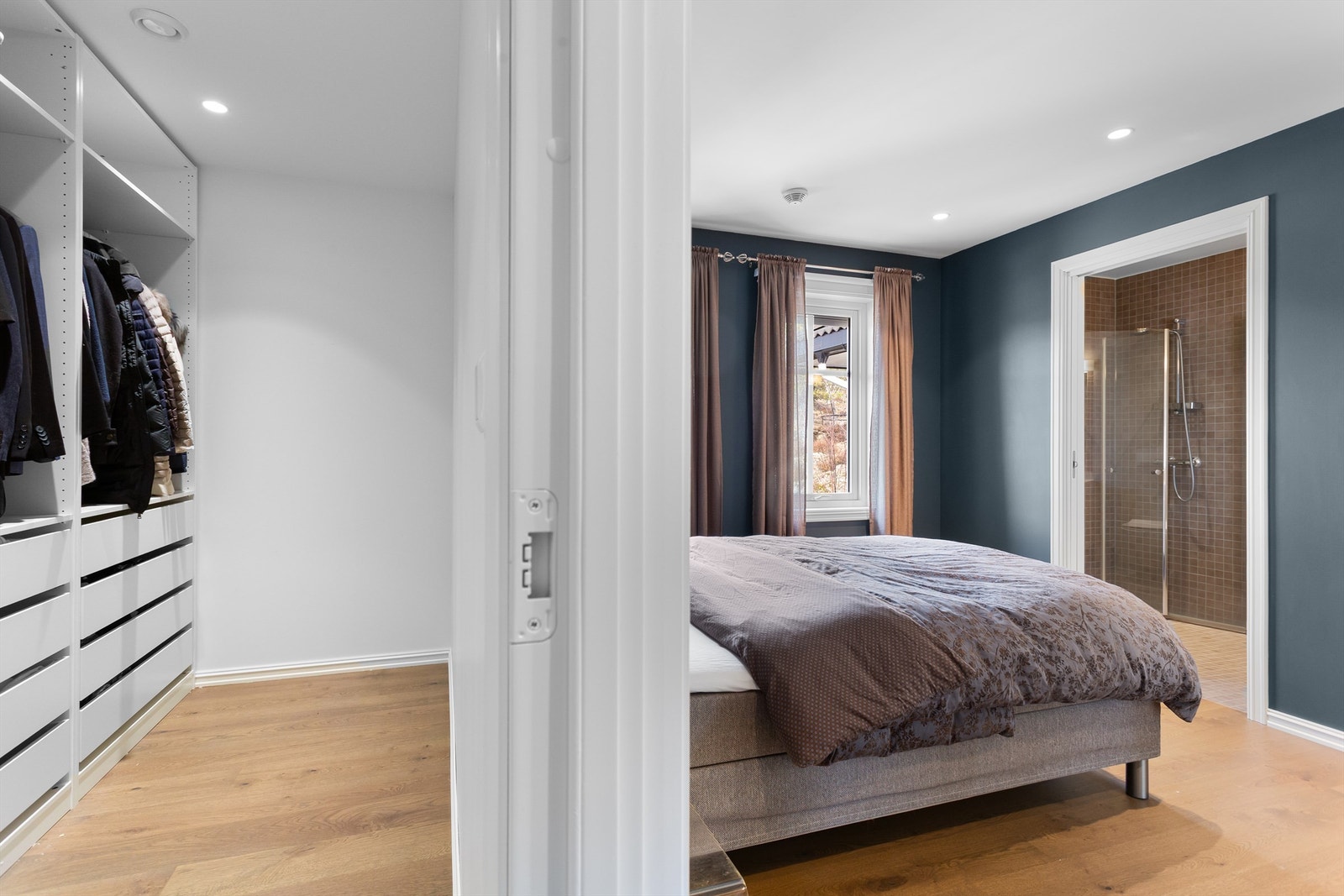 Soverom 1 i 2. etasje med suiteløsning - Tilgang til eget bad og garderoberom Galleribilde