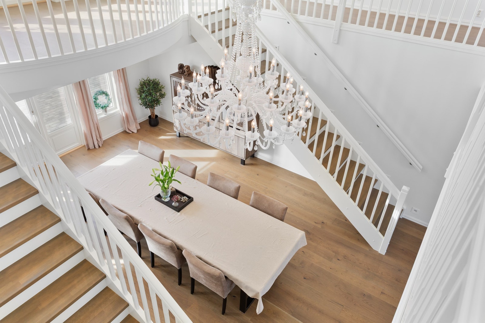 Det er etablert smarthus styringssystem i tilknytning til lys, varme og screens i boligen Galleribilde