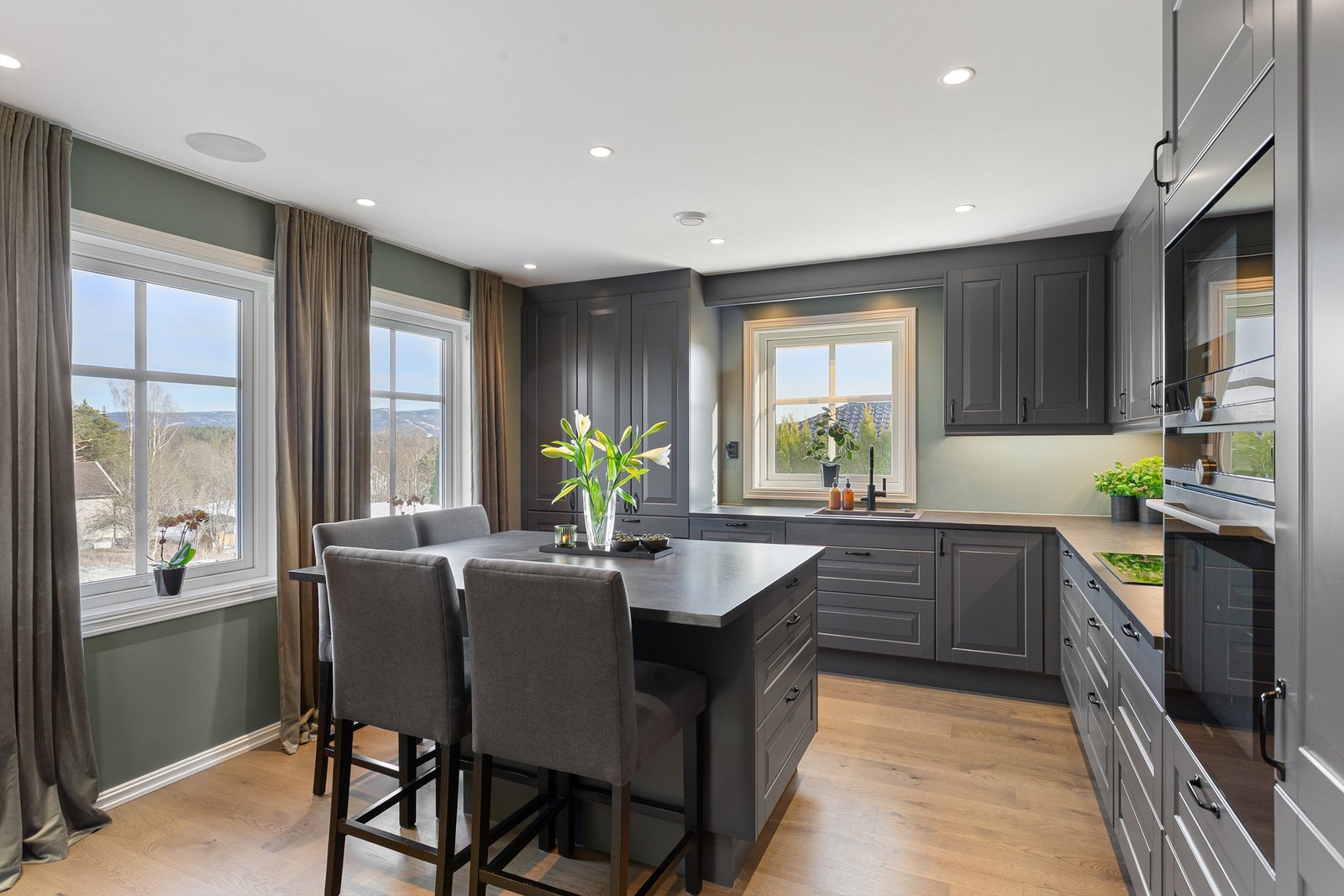 Takhøy innredning med over- og underskap samt høyskap i grå utførelse Galleribilde