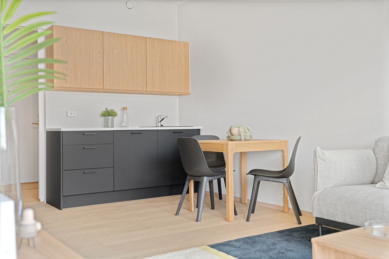 Kjøkkenet har stilig og moderne innredning fra kvalitetsleverandøren Strai med integrerte hvitevarer Galleribilde