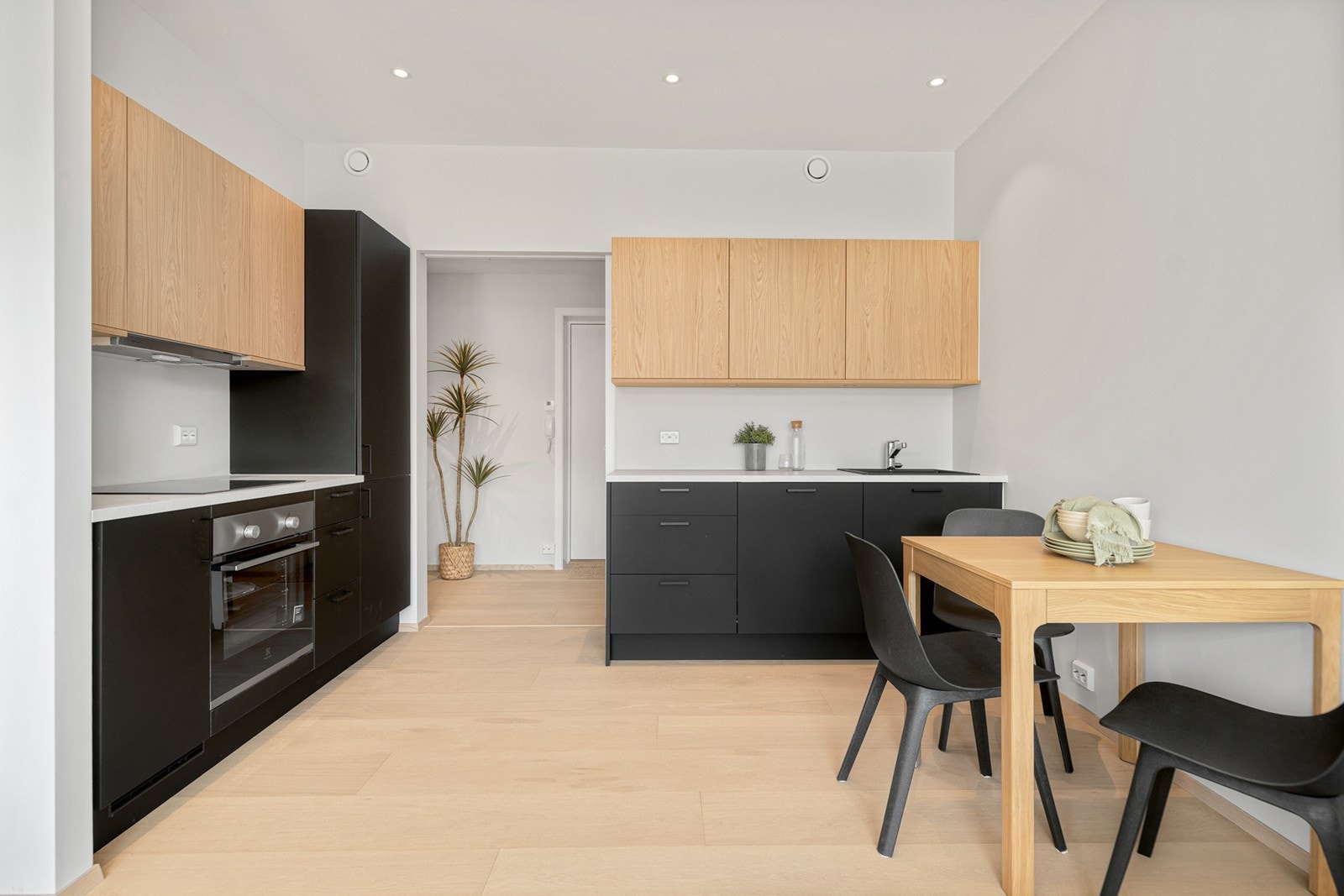 Godt utnyttes planløsning som bidrar til god skapplass på kjøkkenet Galleribilde