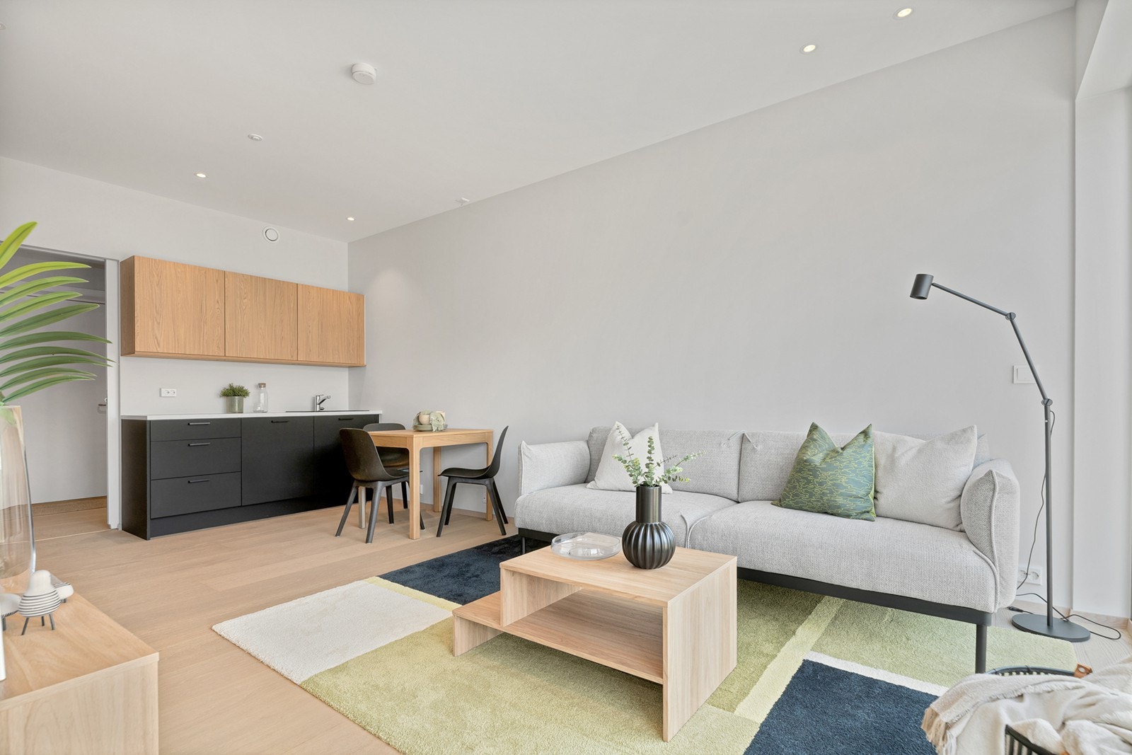 Den åpne løsningen bidrar til en god romfølelse Galleribilde