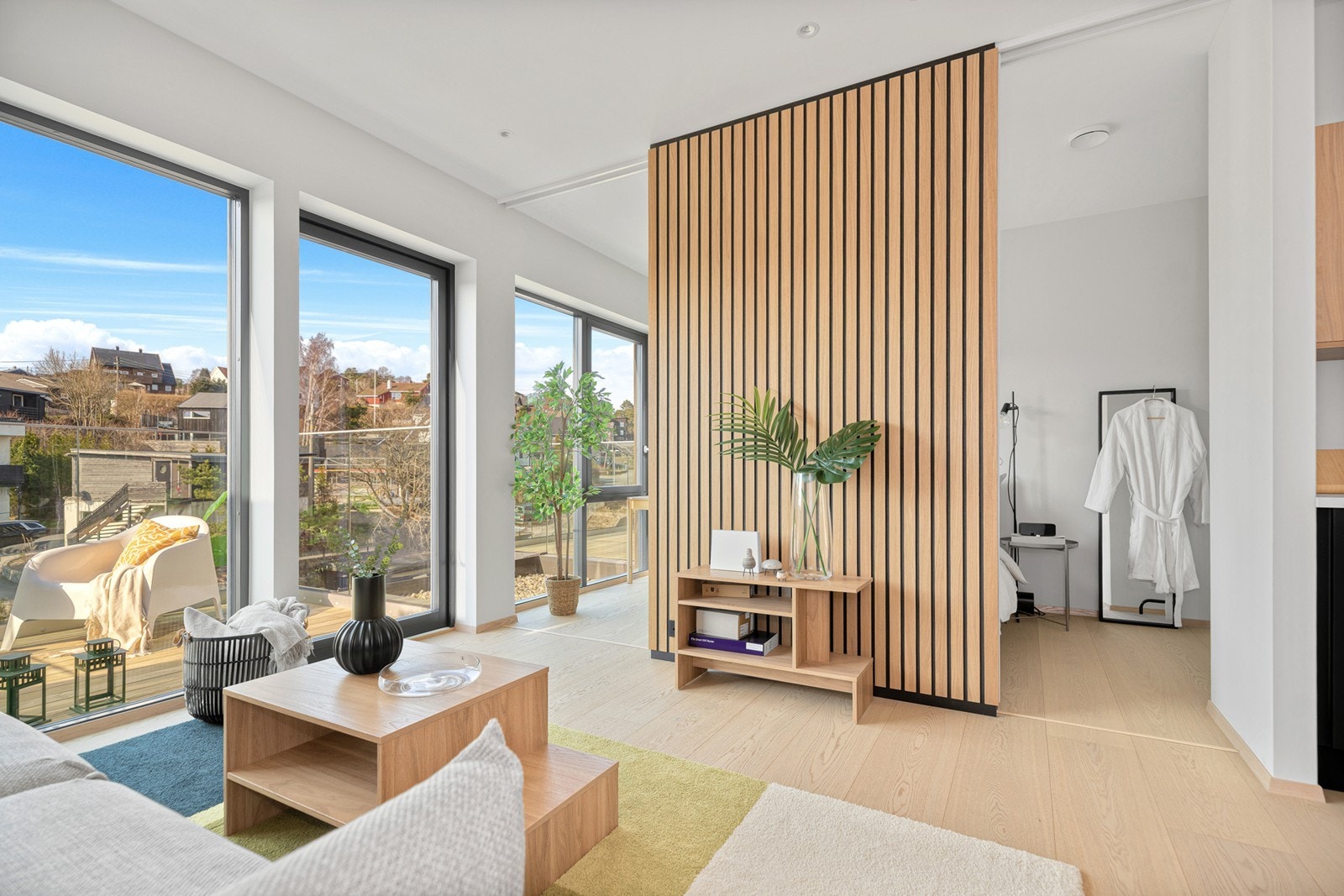 Det er verdt i trekke frem at det er 2 skyvedører fra gulv til tak ved soverommet. Ved åpen skyvedør mot balkongen åpnes leiligheten på en helt unik måte Galleribilde