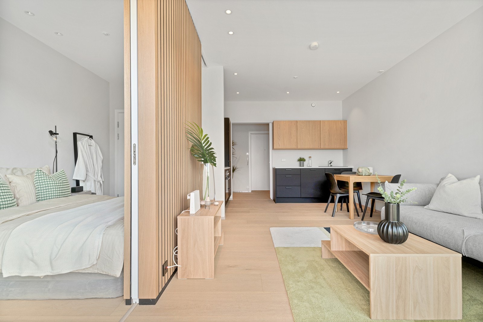 Lekre detaljer med tosidig spilevegg mellom stue og soverom Galleribilde