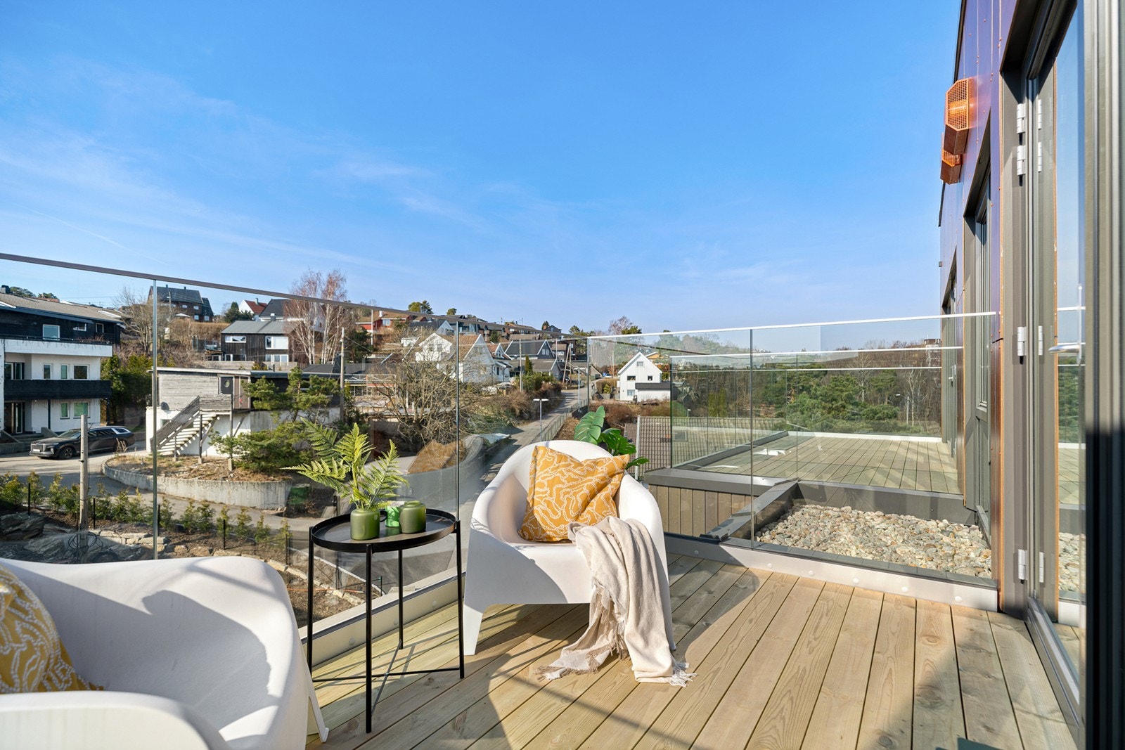 Ut fra stuen er det en deilig og luftig balkong på ca. 7kvm med gode solforhold Galleribilde